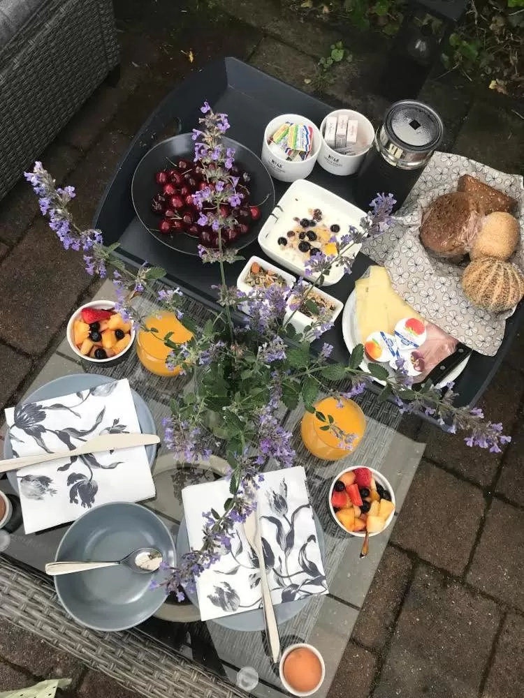 Breakfast in Tiny House Boatshed