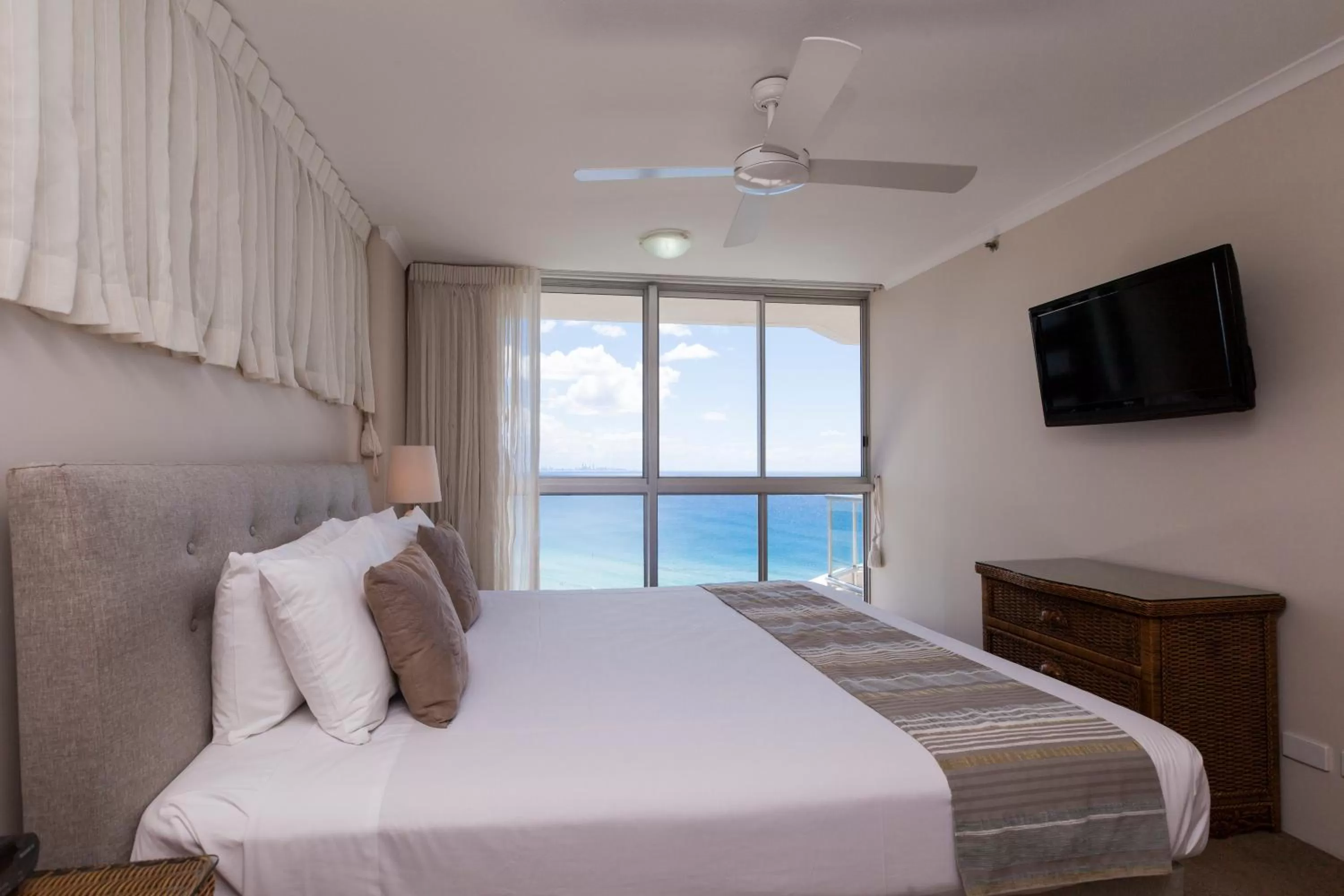 Photo of the whole room, Bed in ULTIQA Points North