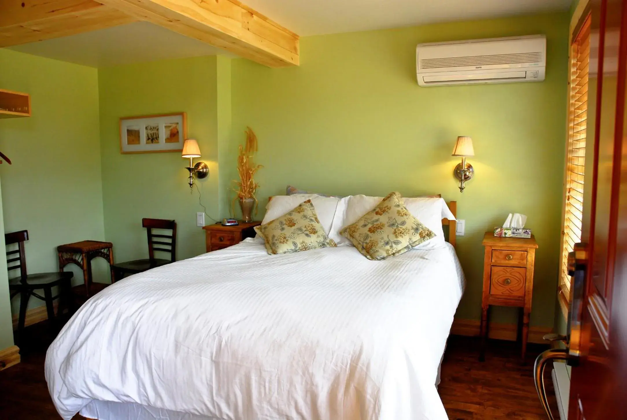 La Galouine,1 Queen Bed (1-2-3-6) in La Galouine Auberge La Galouine,1 Queen Bed (1-2-3-6) in La Galouine Auberge