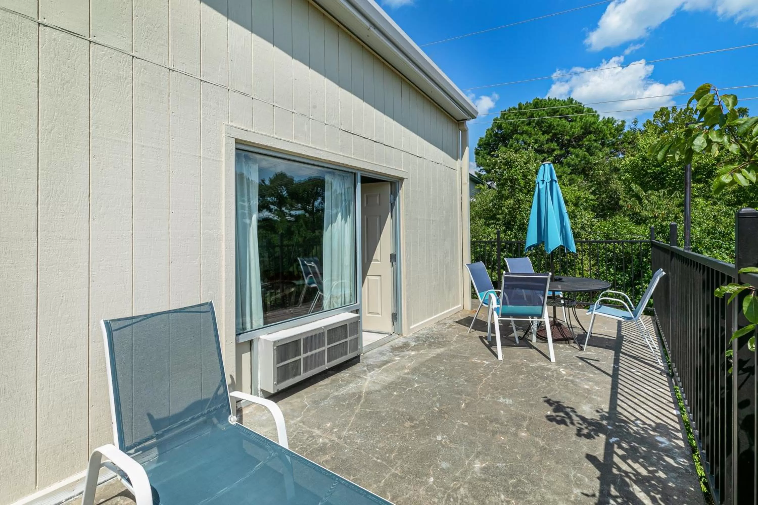 Patio in Candlewick Inn and Suites