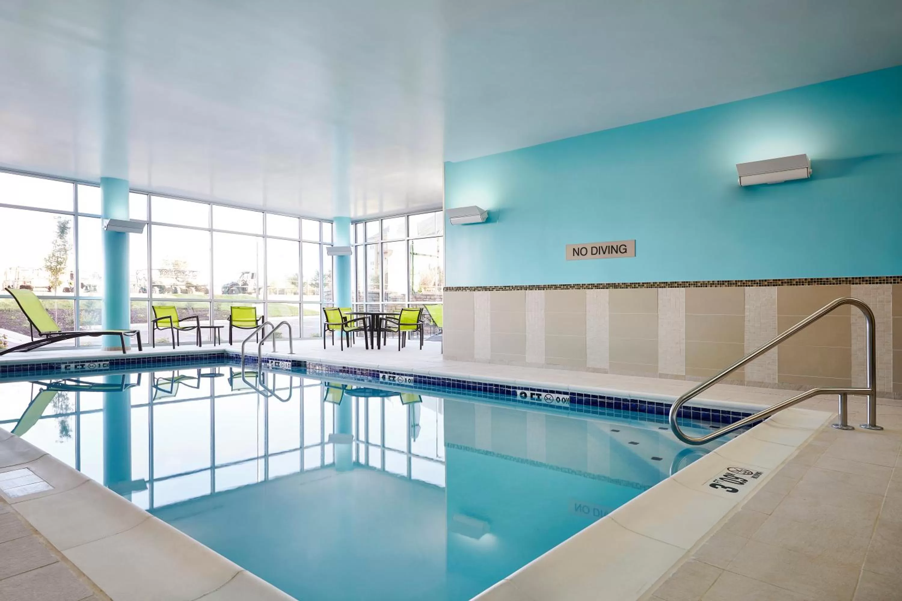 Swimming pool in SpringHill Suites by Marriott Springfield North