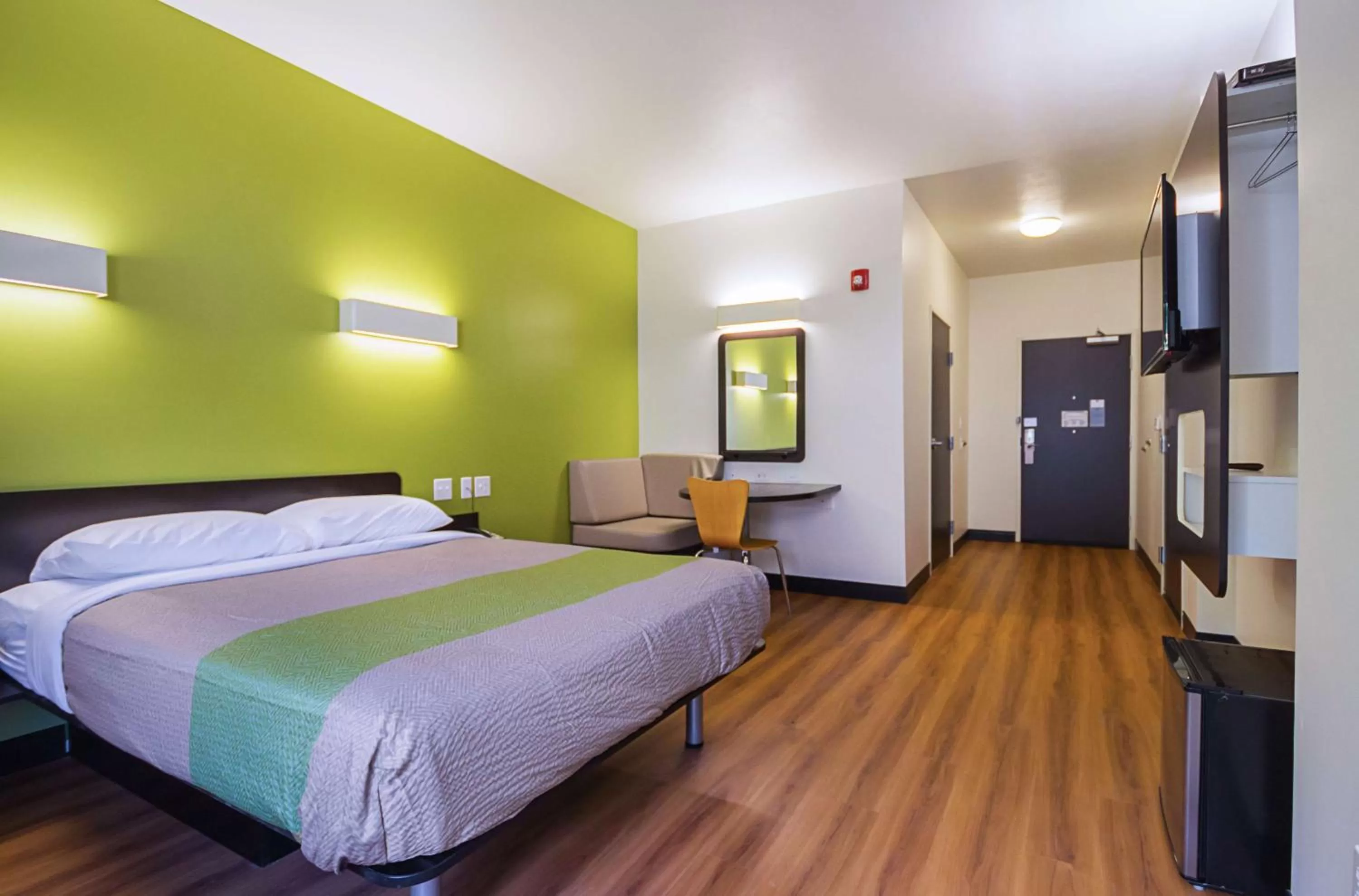 TV and multimedia, Bed in Motel 6-South Bend, IN - Mishawaka