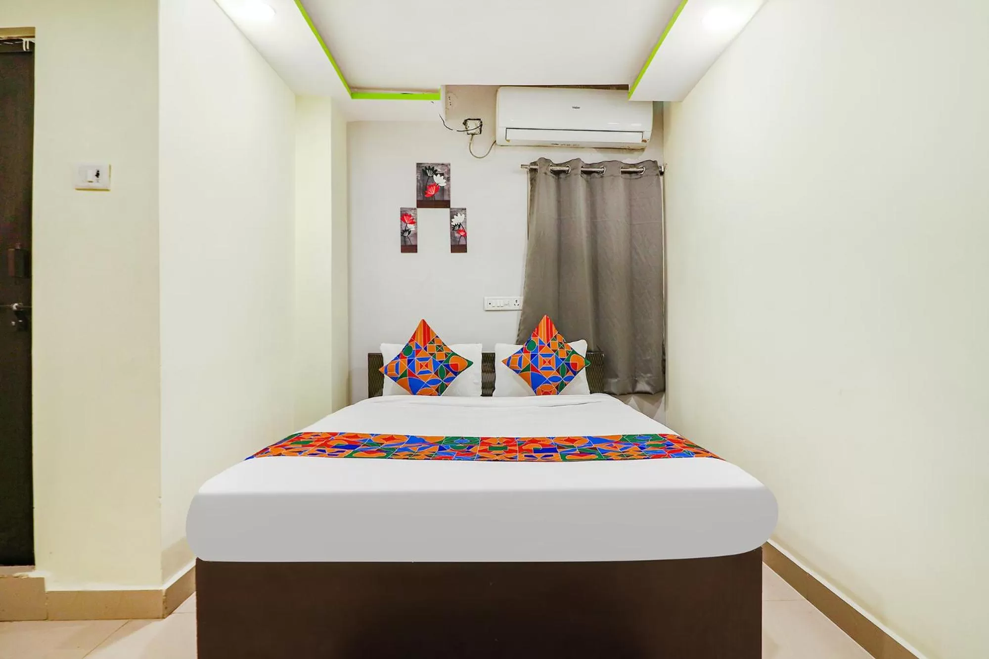 Photo of the whole room, Bed in FabExpress Broholic Suites - Nr JNTU Kukatpally