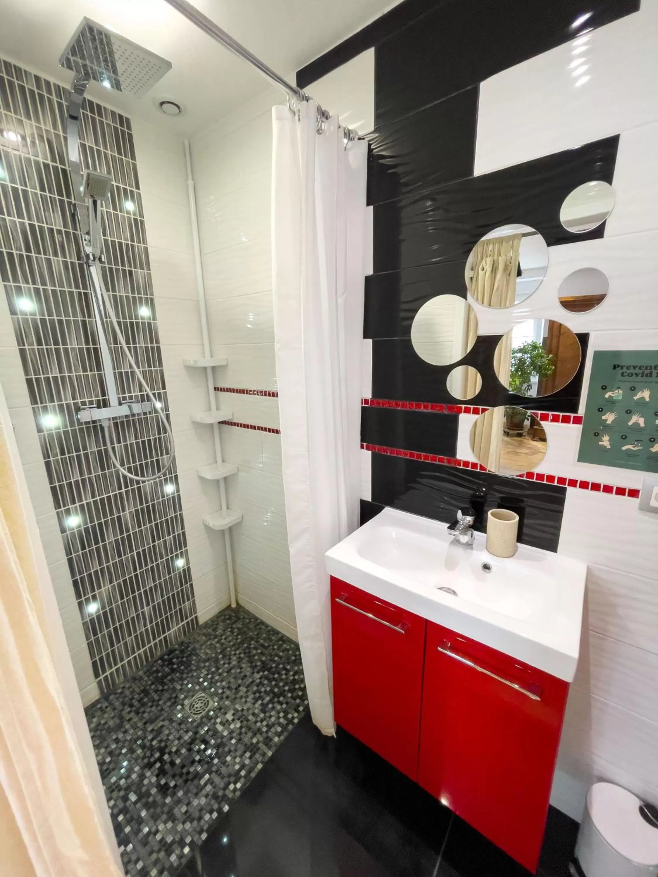 Shower in La Maison Forestière