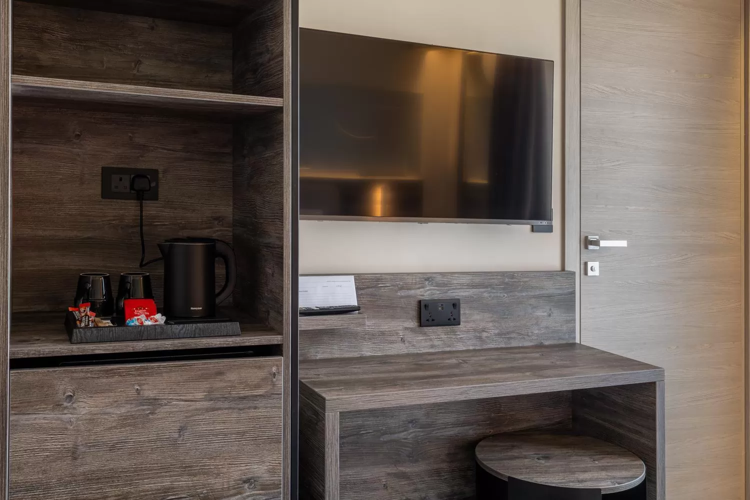 TV and multimedia in Alavits Hotel by ST Hotels