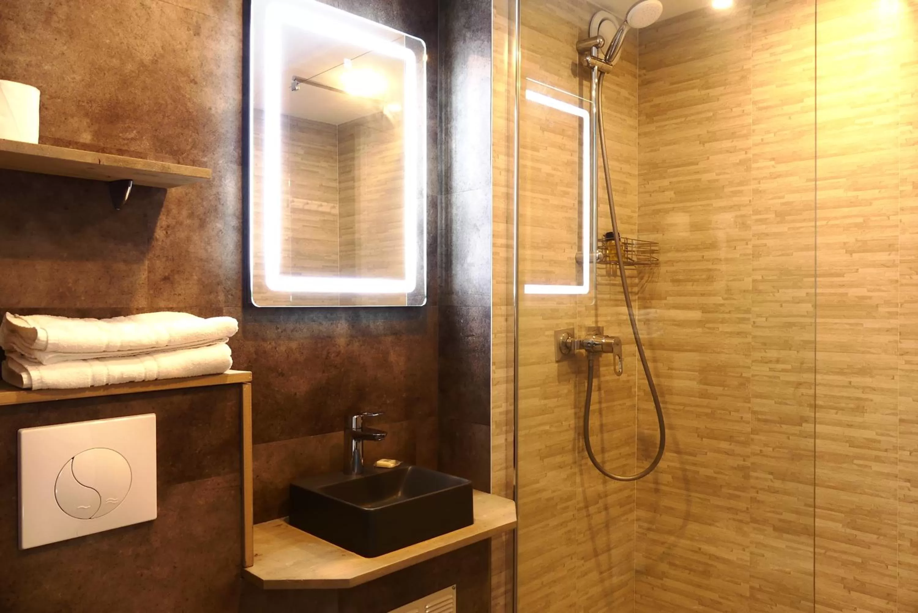 Shower in Contact Hôtel Le Provençal Bordeaux Lac