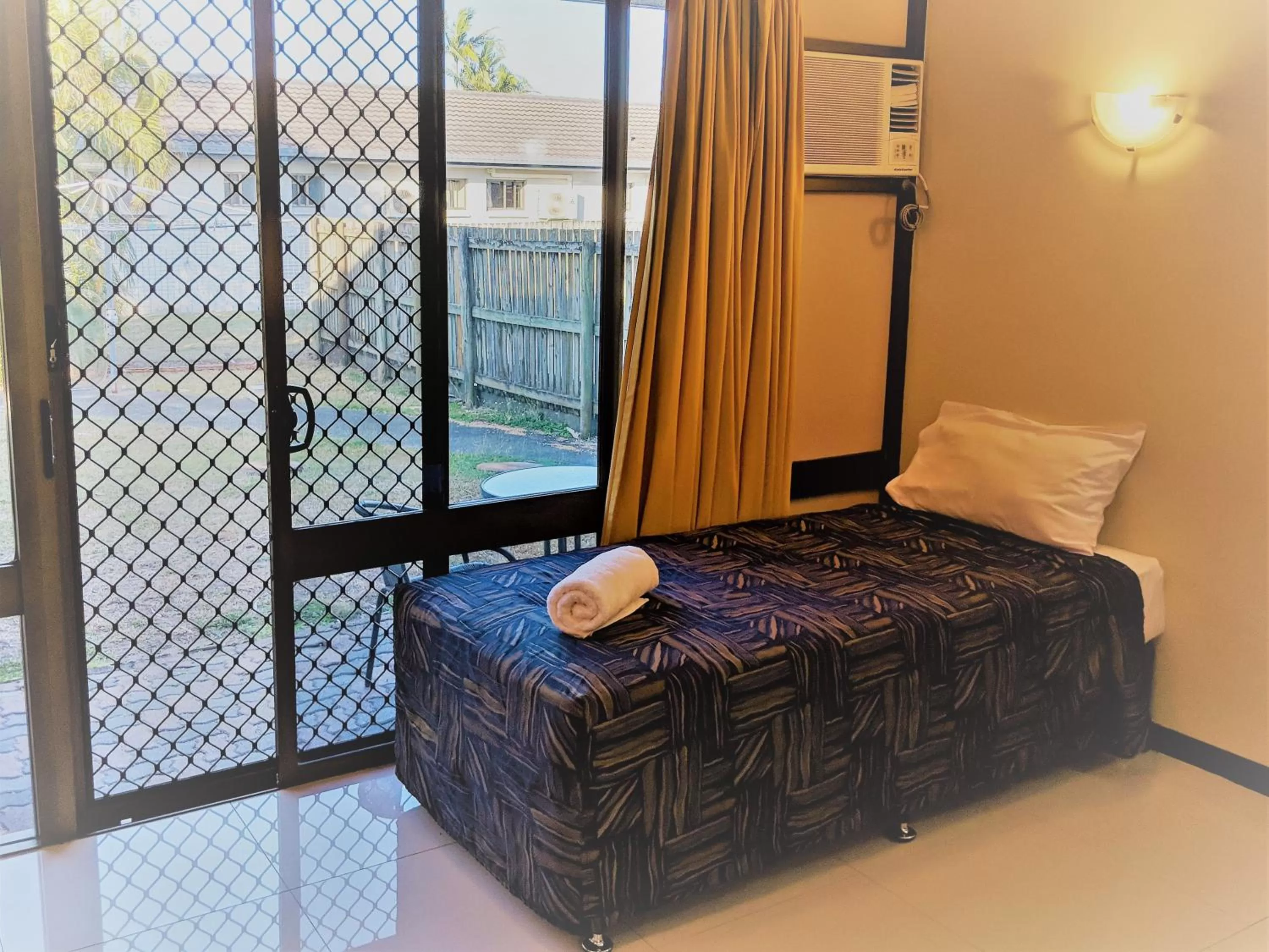 Patio, Bed in Miners Lodge Motor Inn