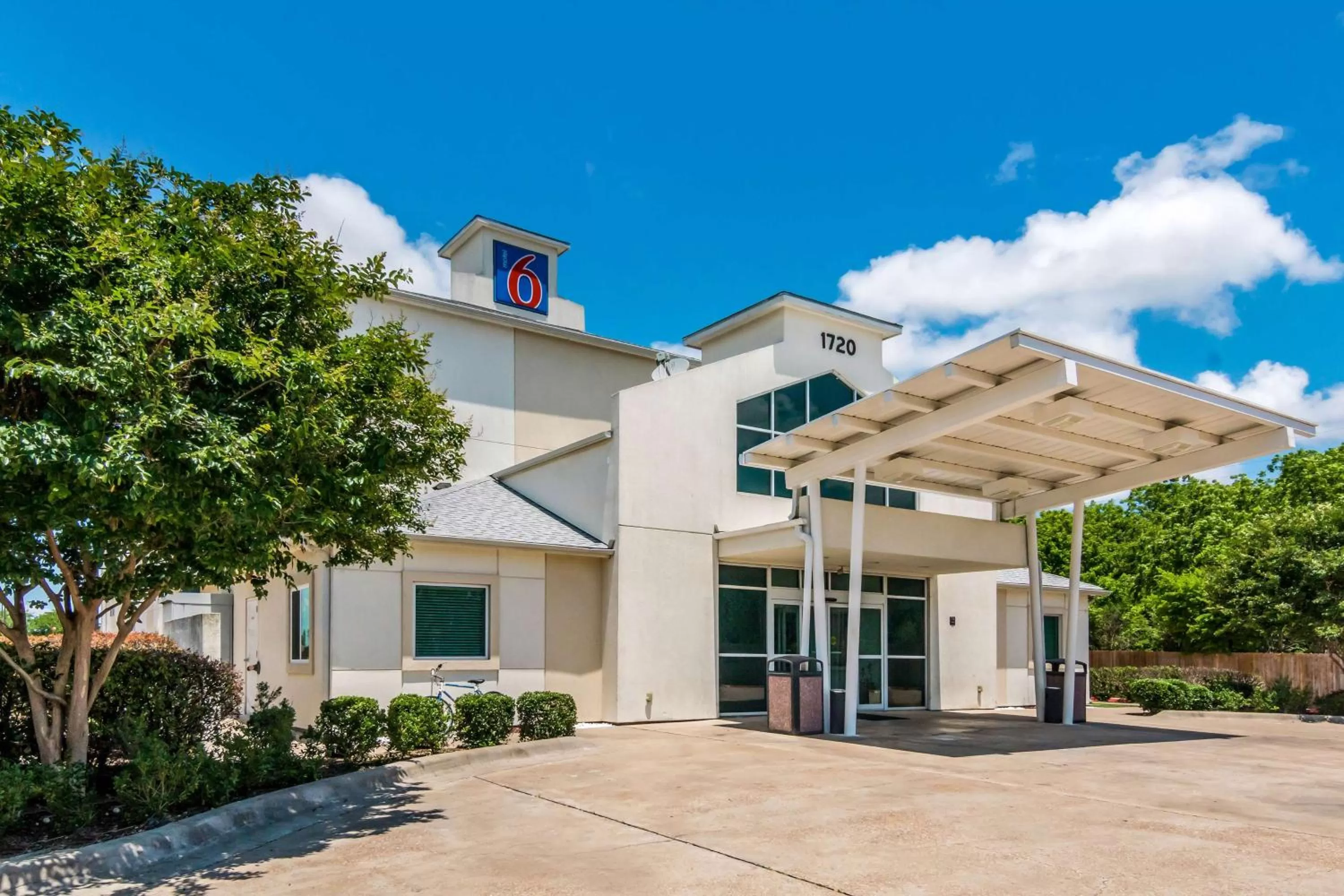 Property building in Motel 6-Cleburne, TX