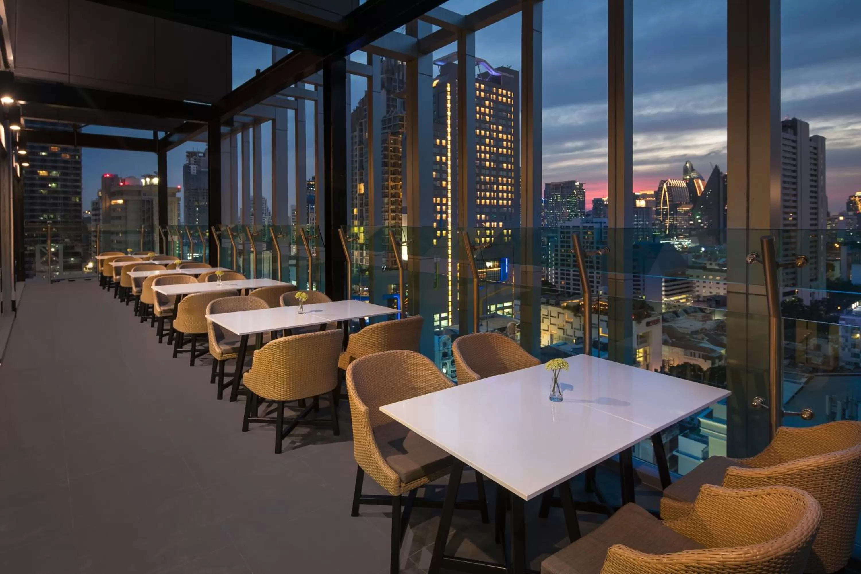 Lounge or bar in Solitaire Bangkok Sukhumvit 11