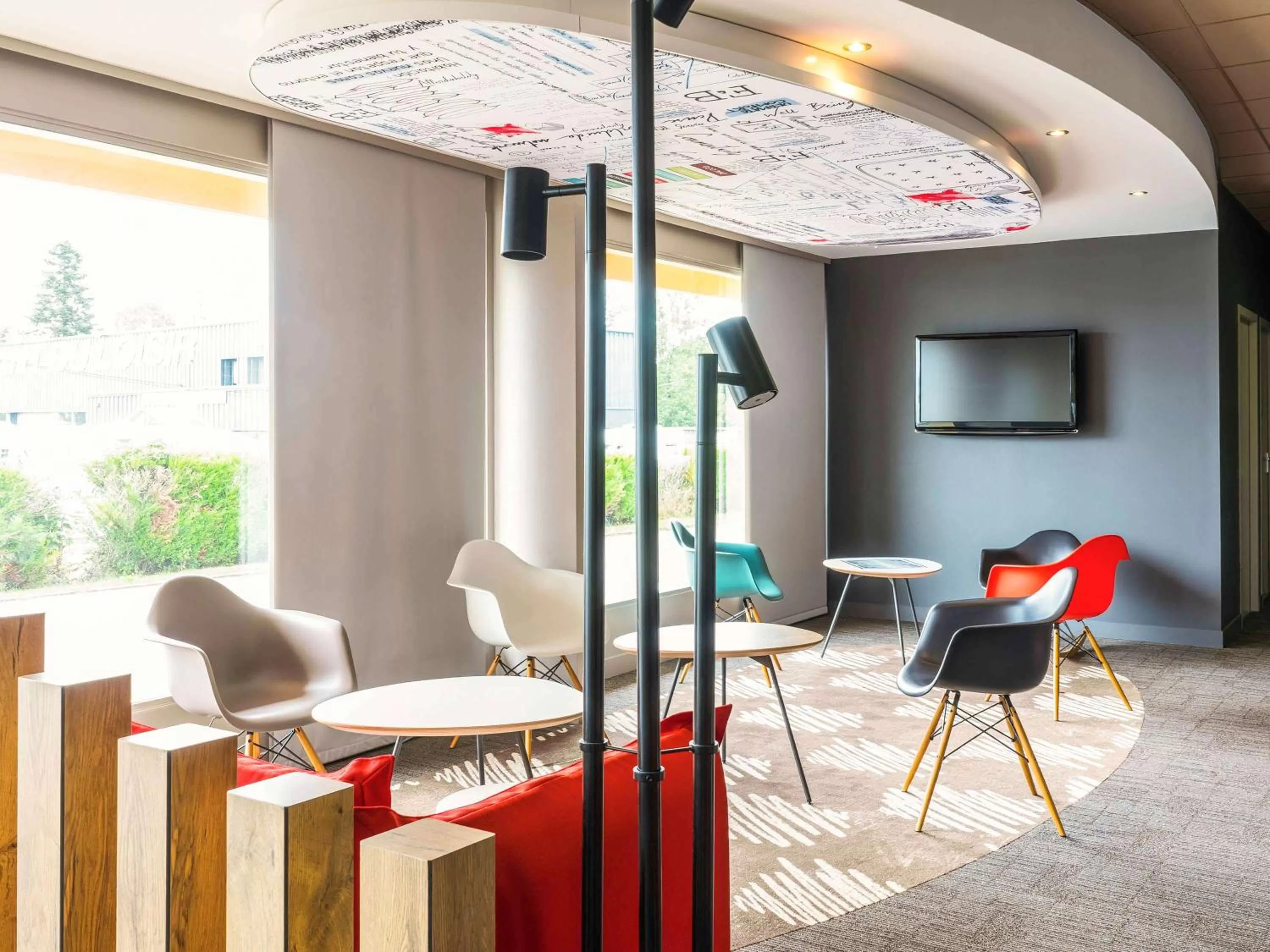 Lounge or bar in ibis Tarbes Odos