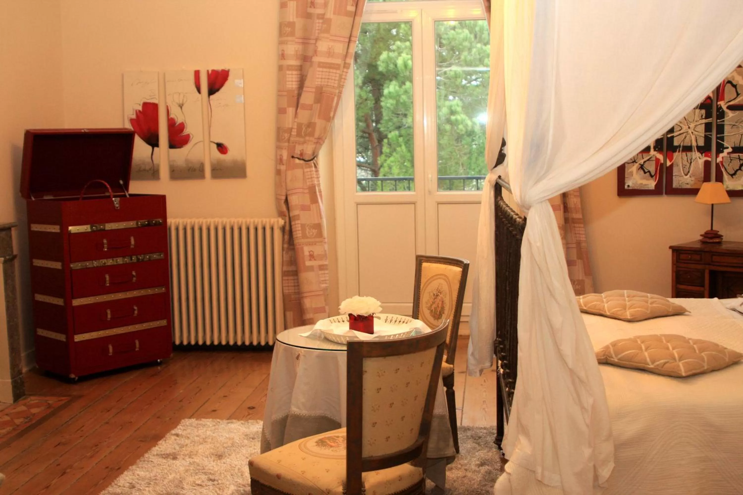 Photo of the whole room, Bed in Château la Moune