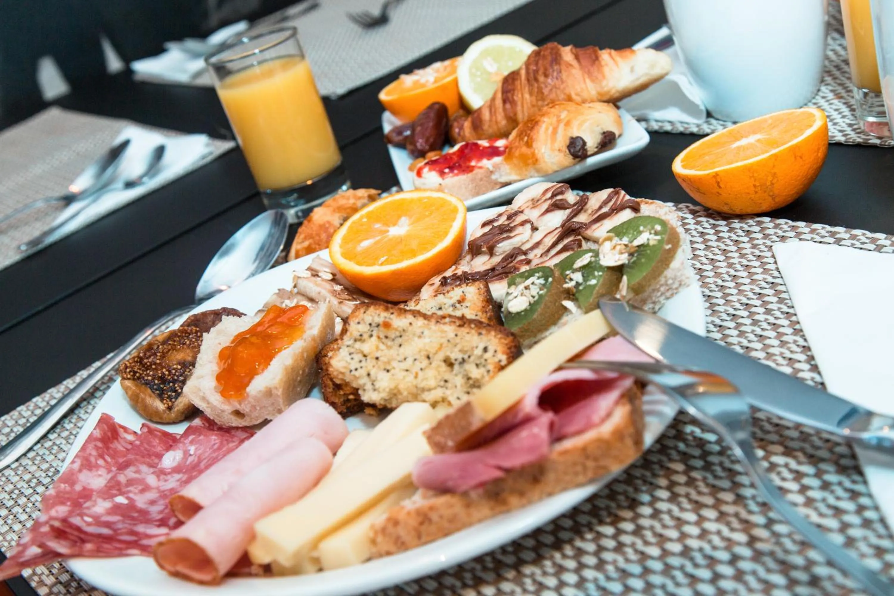Buffet breakfast in ibis Styles Paris Mairie De Clichy