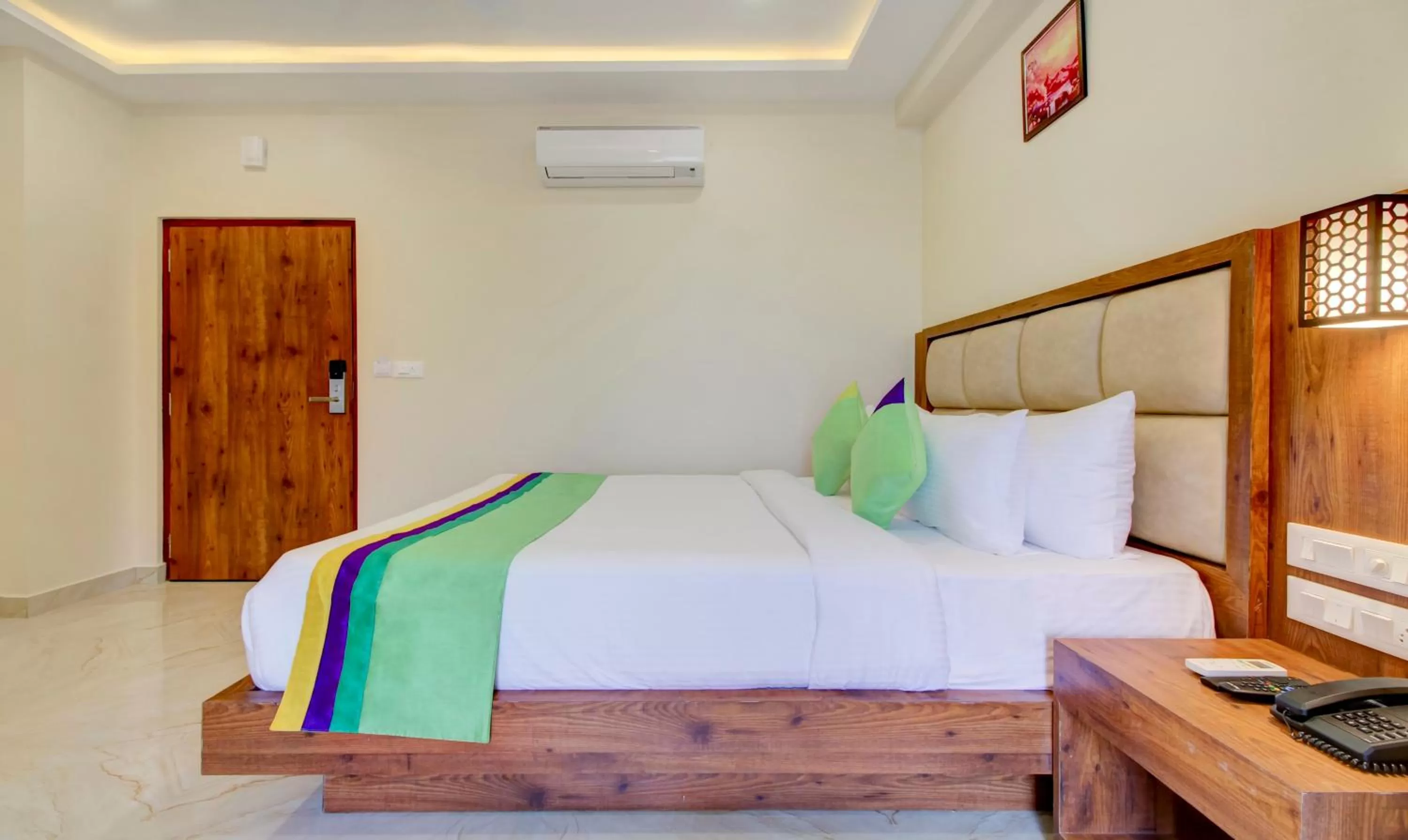 Bedroom, Bed in Treebo The Meridian, 10 Mins To Mahatma Gandhi Park