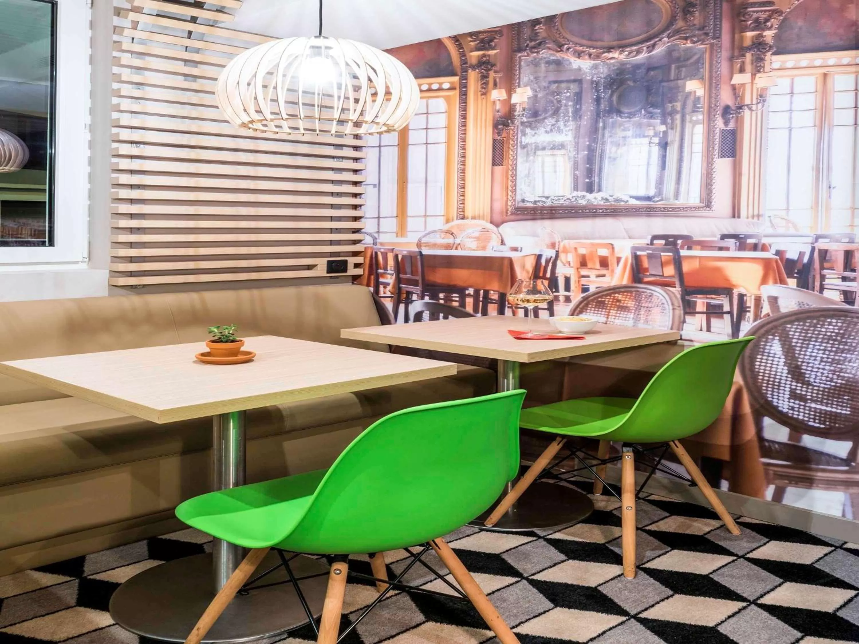 Lounge or bar in ibis Styles Clamart Gare Grand Paris