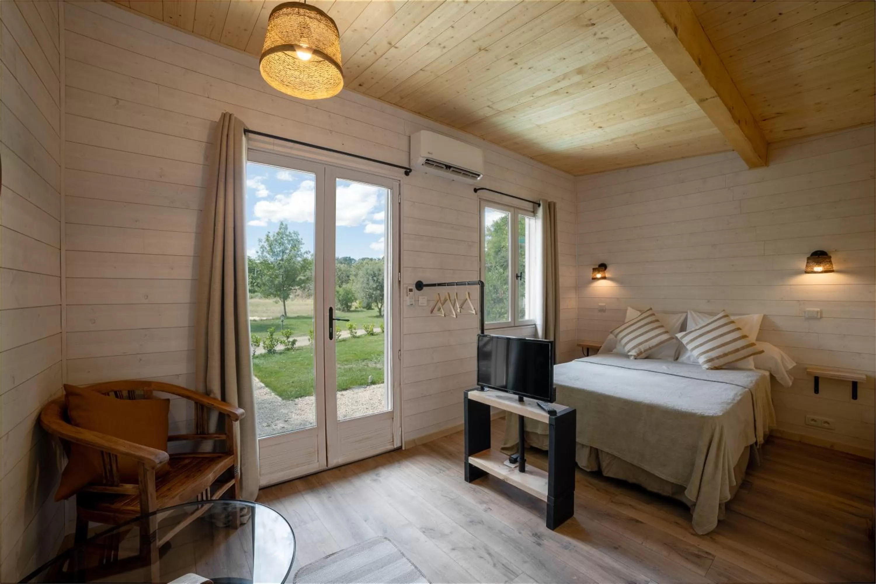 One-Bedroom Chalet - single occupancy in Le Mas des Cerisiers JACUZZI et SAUNA inclus pour tous les logements