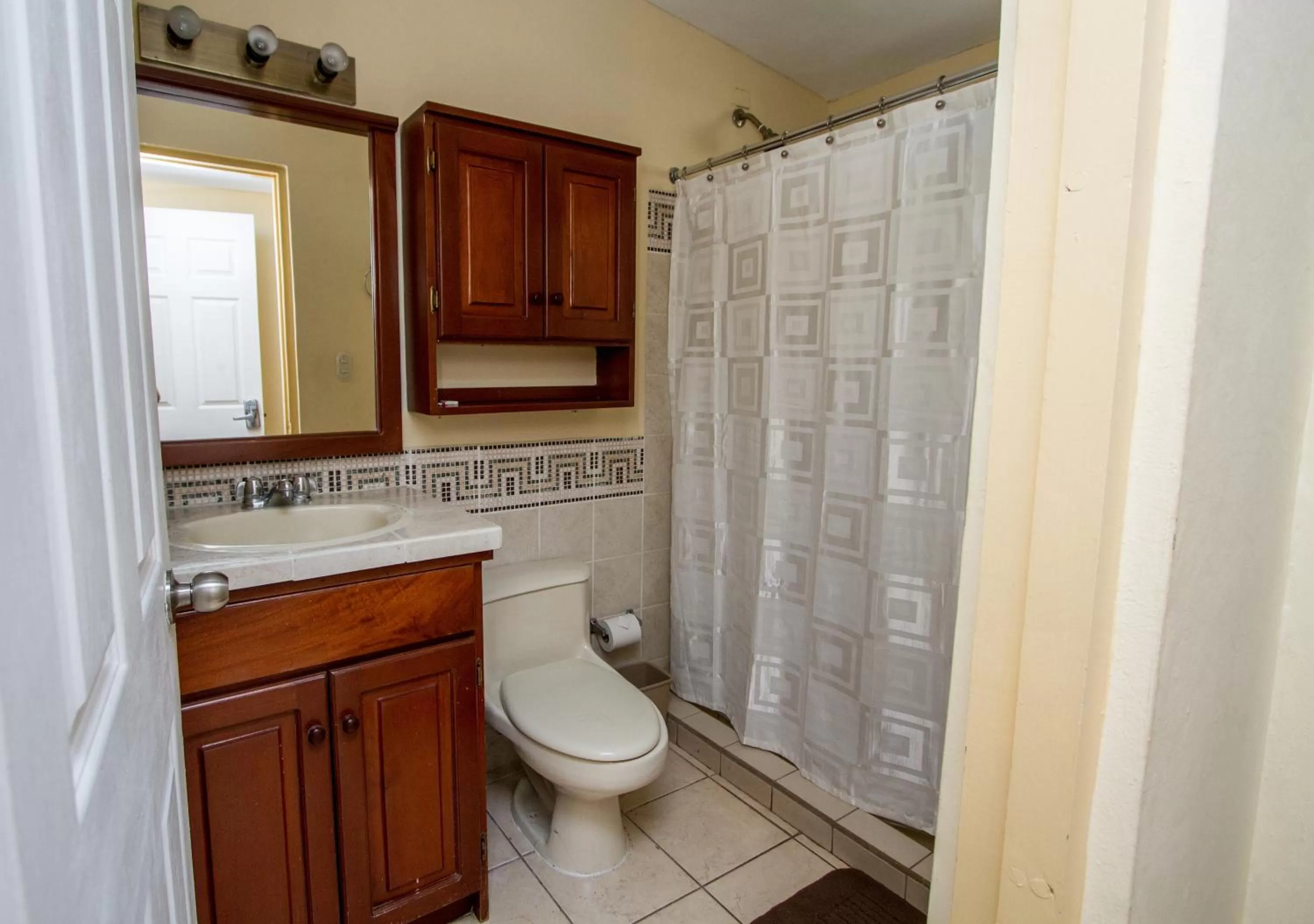 Shower in Hotel Colibri