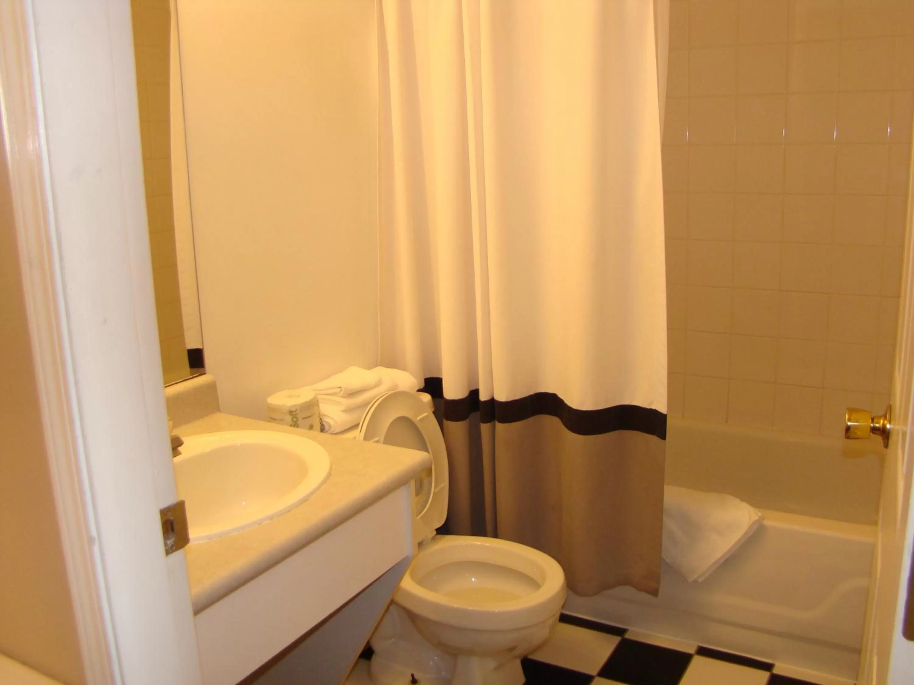 Queen Room (Pet Friendly) Non-Smoking in Harbour Light Motel