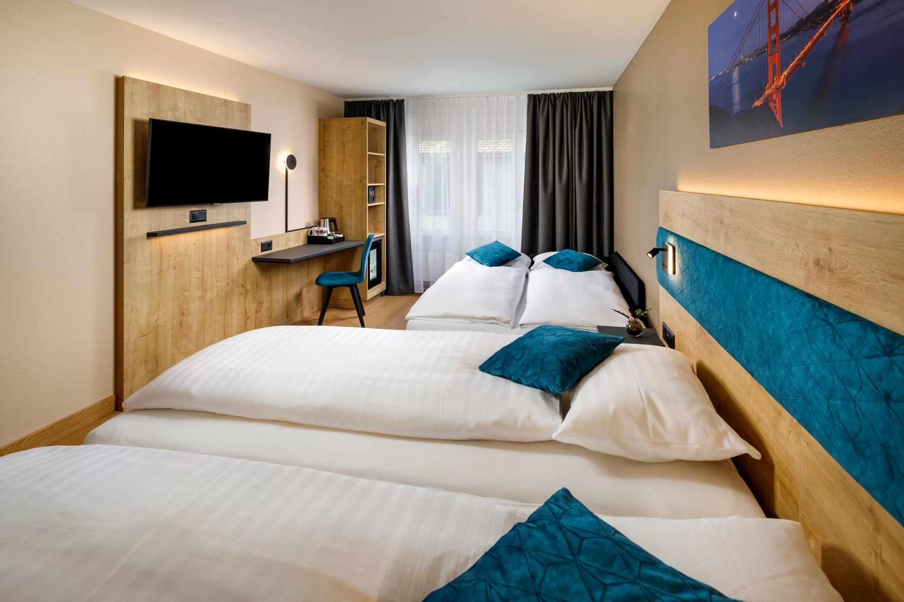 Photo of the whole room, Bed in Hotel California