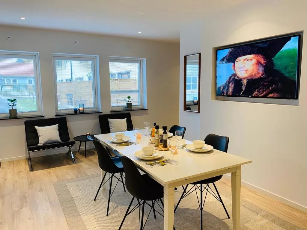 Dining area in Easy Livin' Apartment Hotel