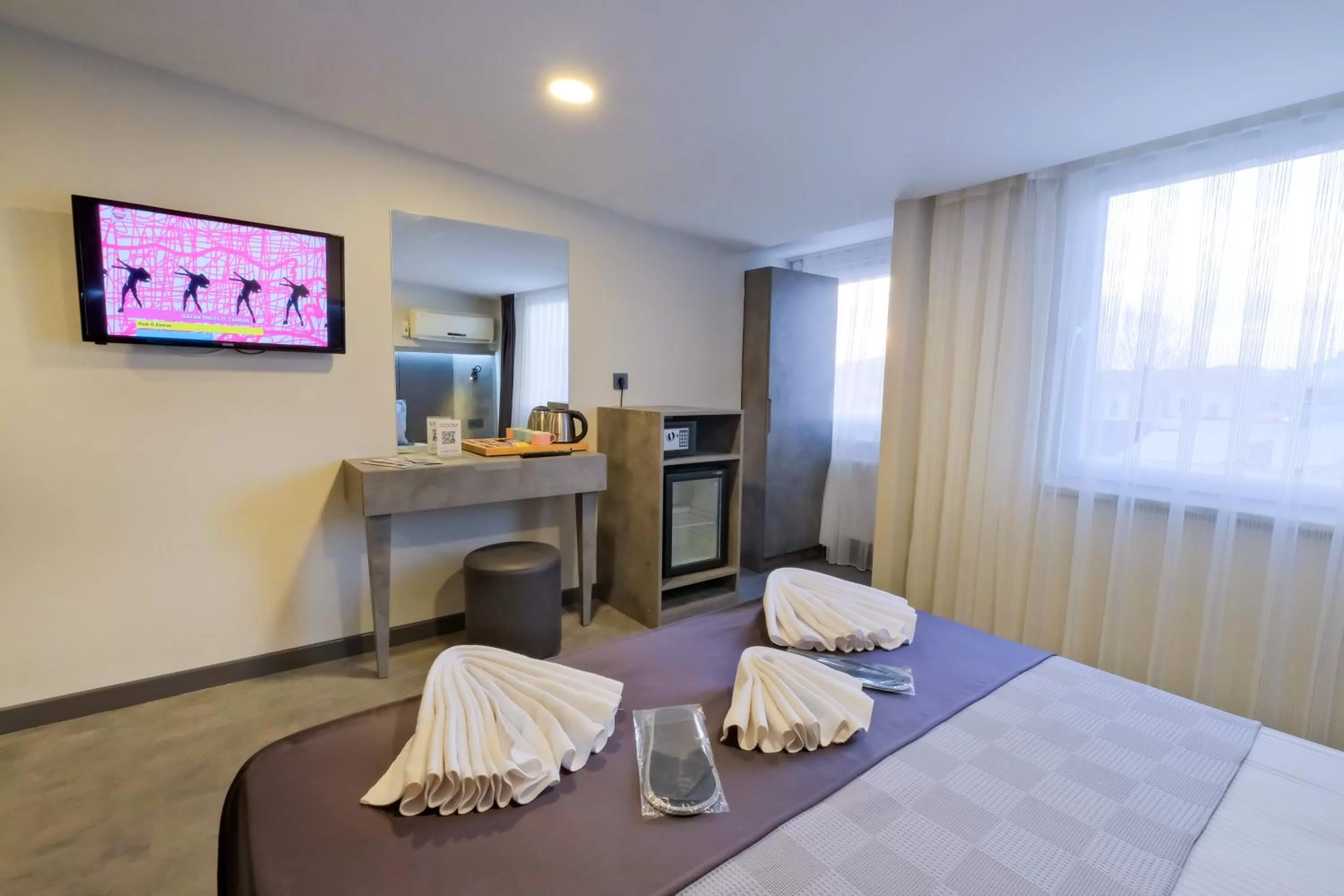 Photo of the whole room, Bed in The Queen Hotel