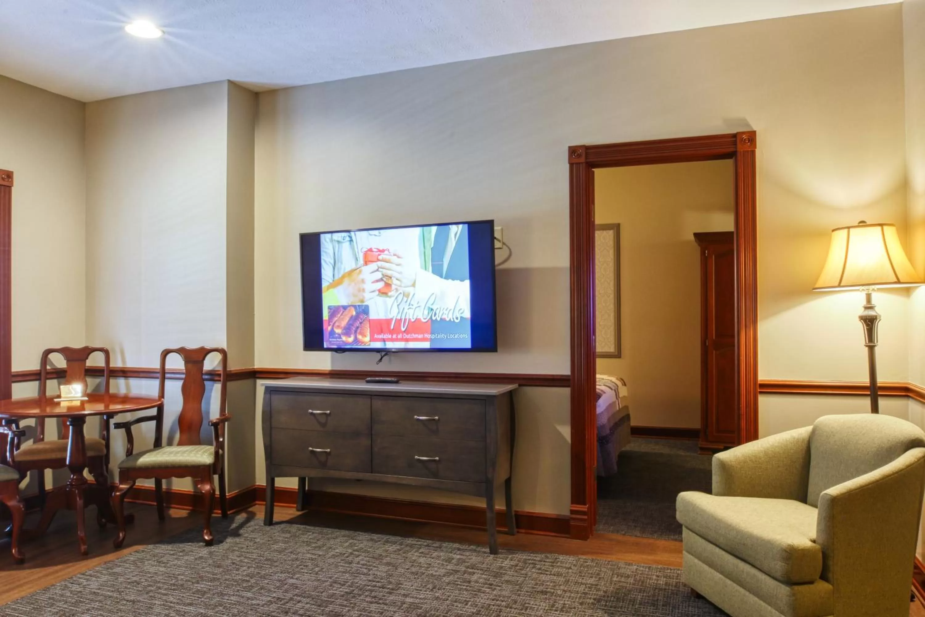 Communal lounge/ TV room in Carlisle Inn Walnut Creek