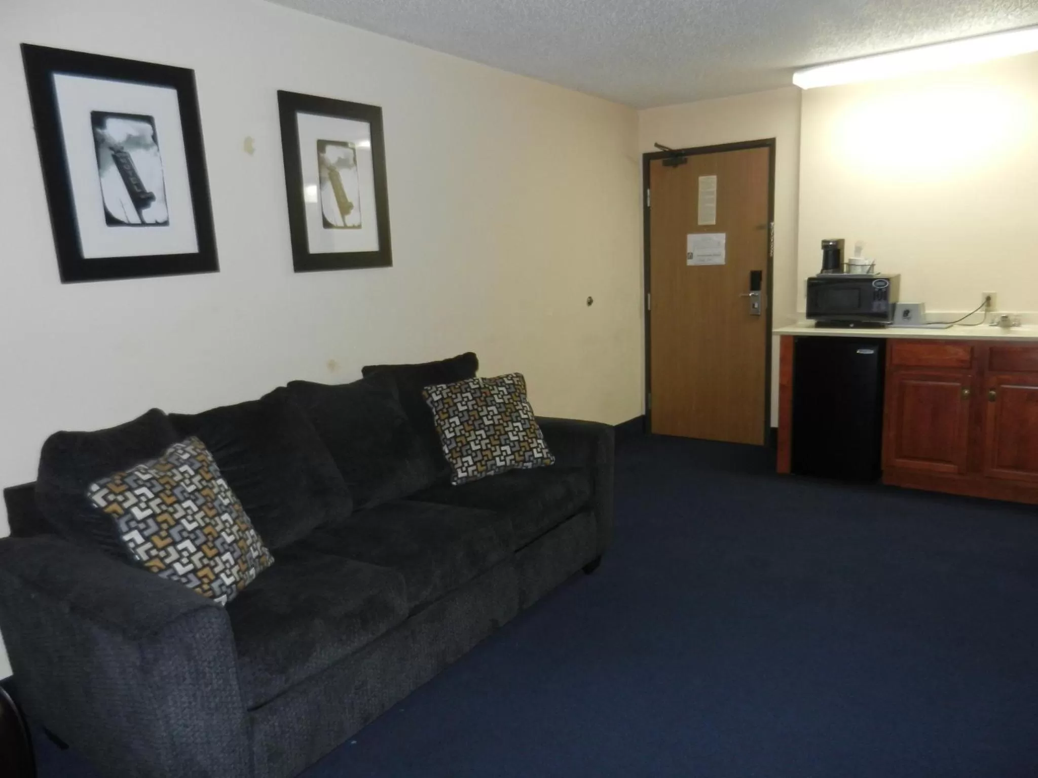 Seating area in Super 8 by Wyndham Potosi
