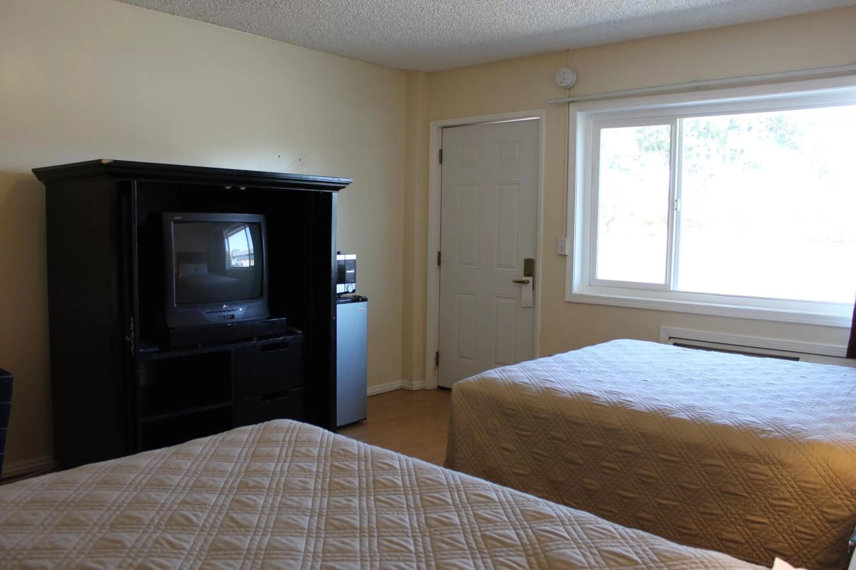 Photo of the whole room, Bed in Budget Inn