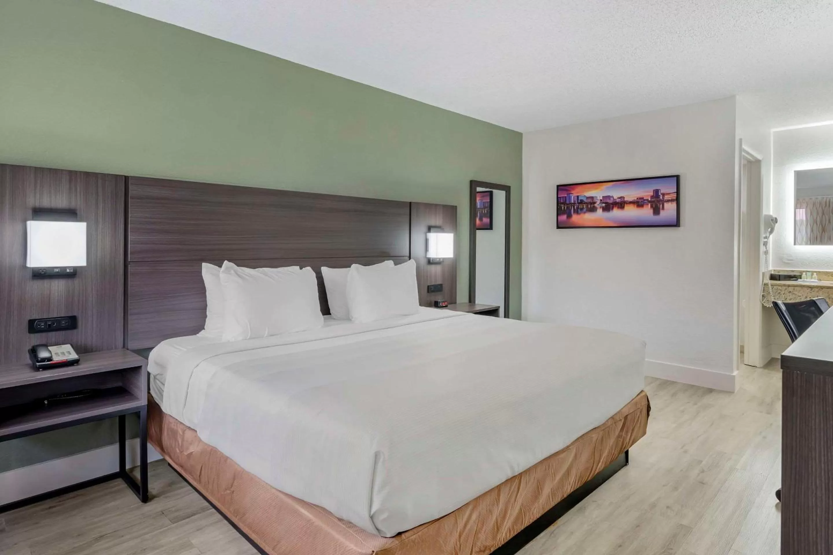 Bed in Quality Inn & Suites Orlando East - UCF Area