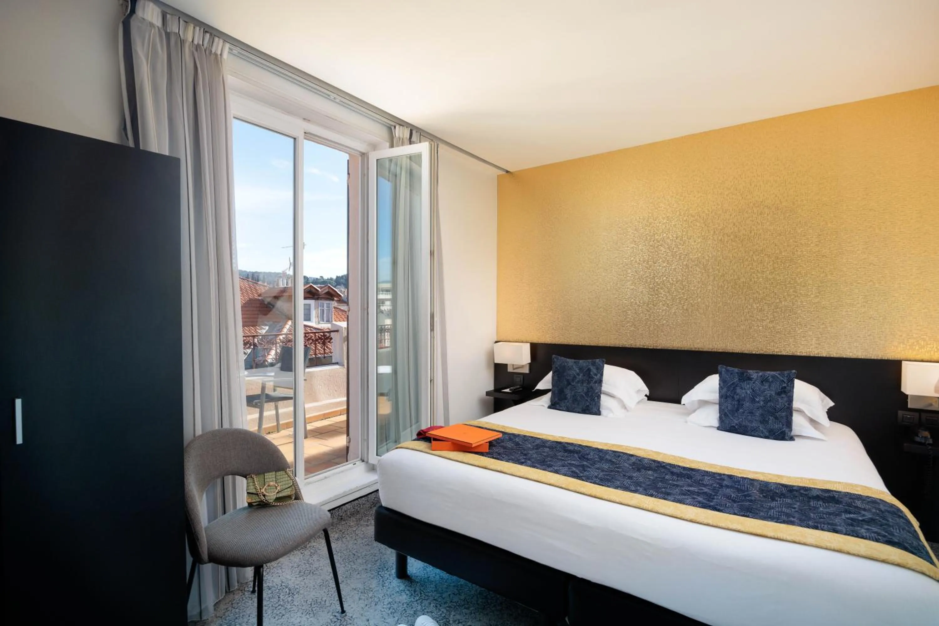 Bed in Best Western Plus Hôtel Massena Nice