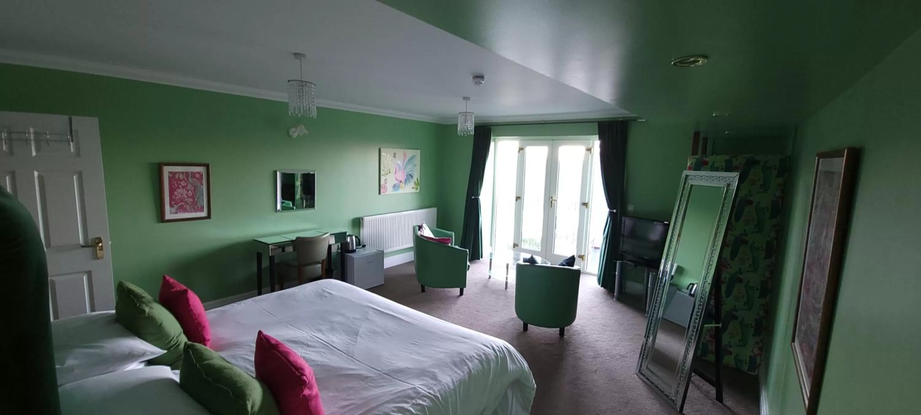 Photo of the whole room, Bed in Patricks Boathouse