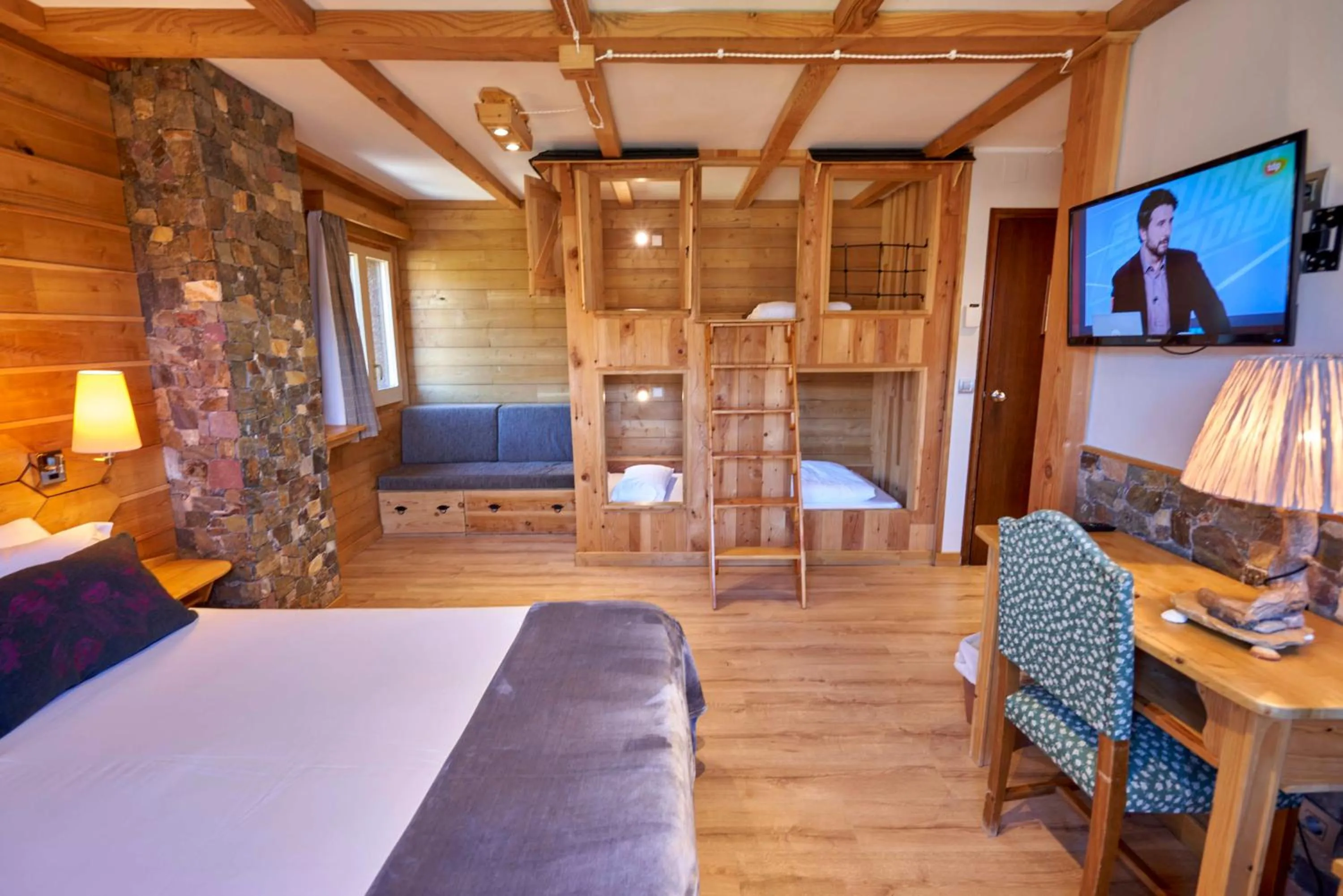 Photo of the whole room, Bed in Coma Bella