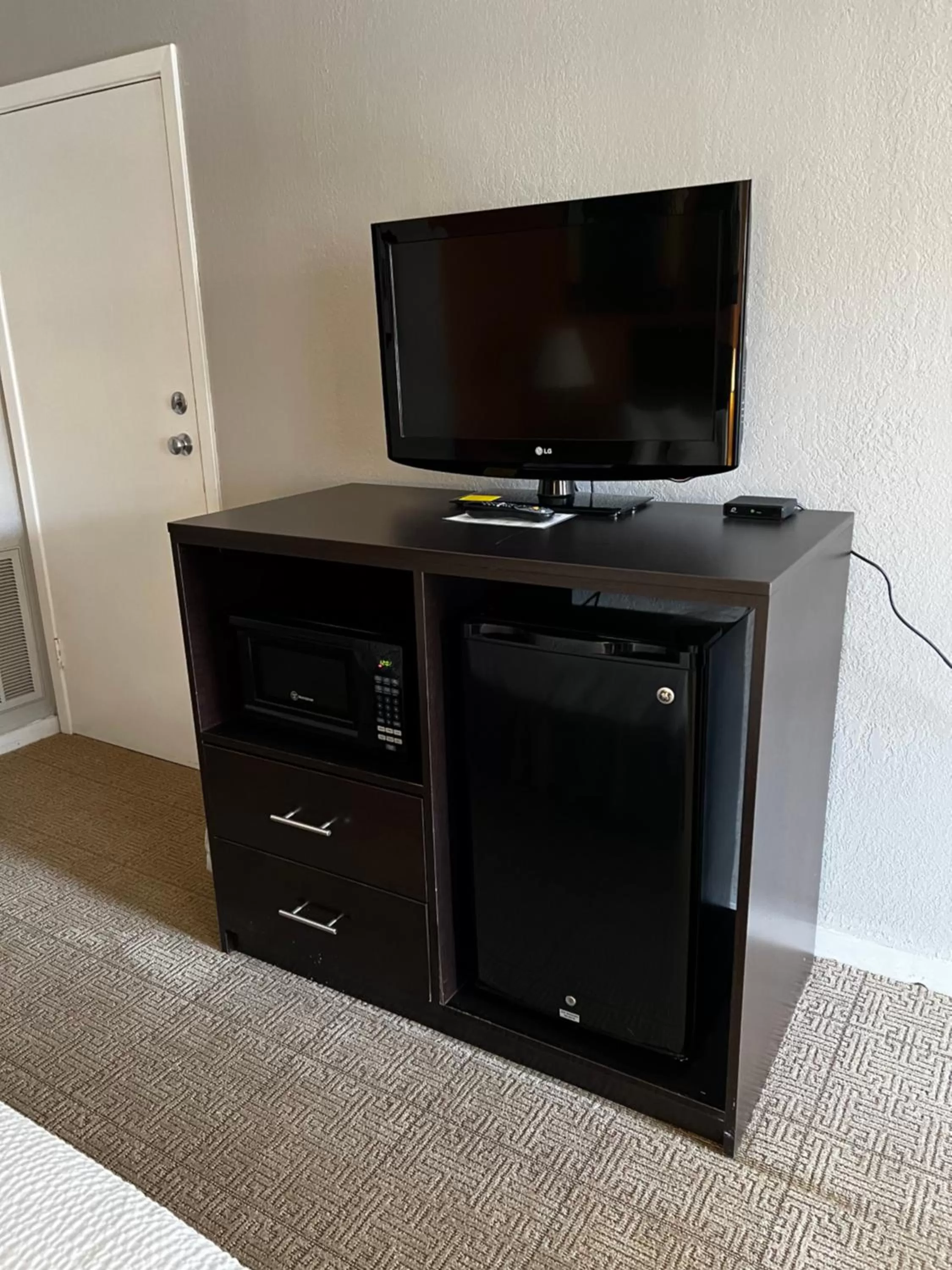 TV and multimedia in Days Inn by Wyndham Hays