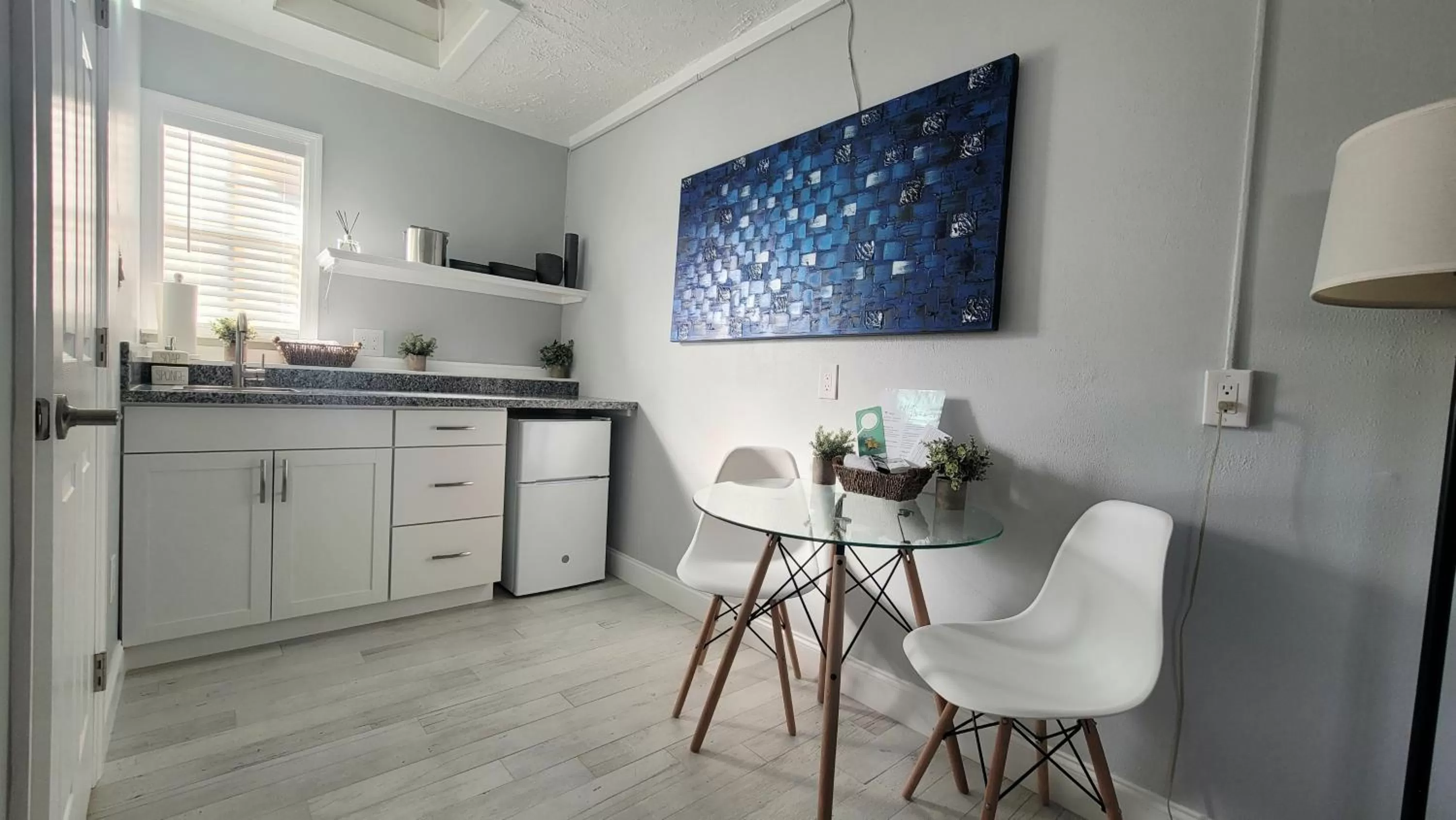 Dining area in Barefoot mailman motel