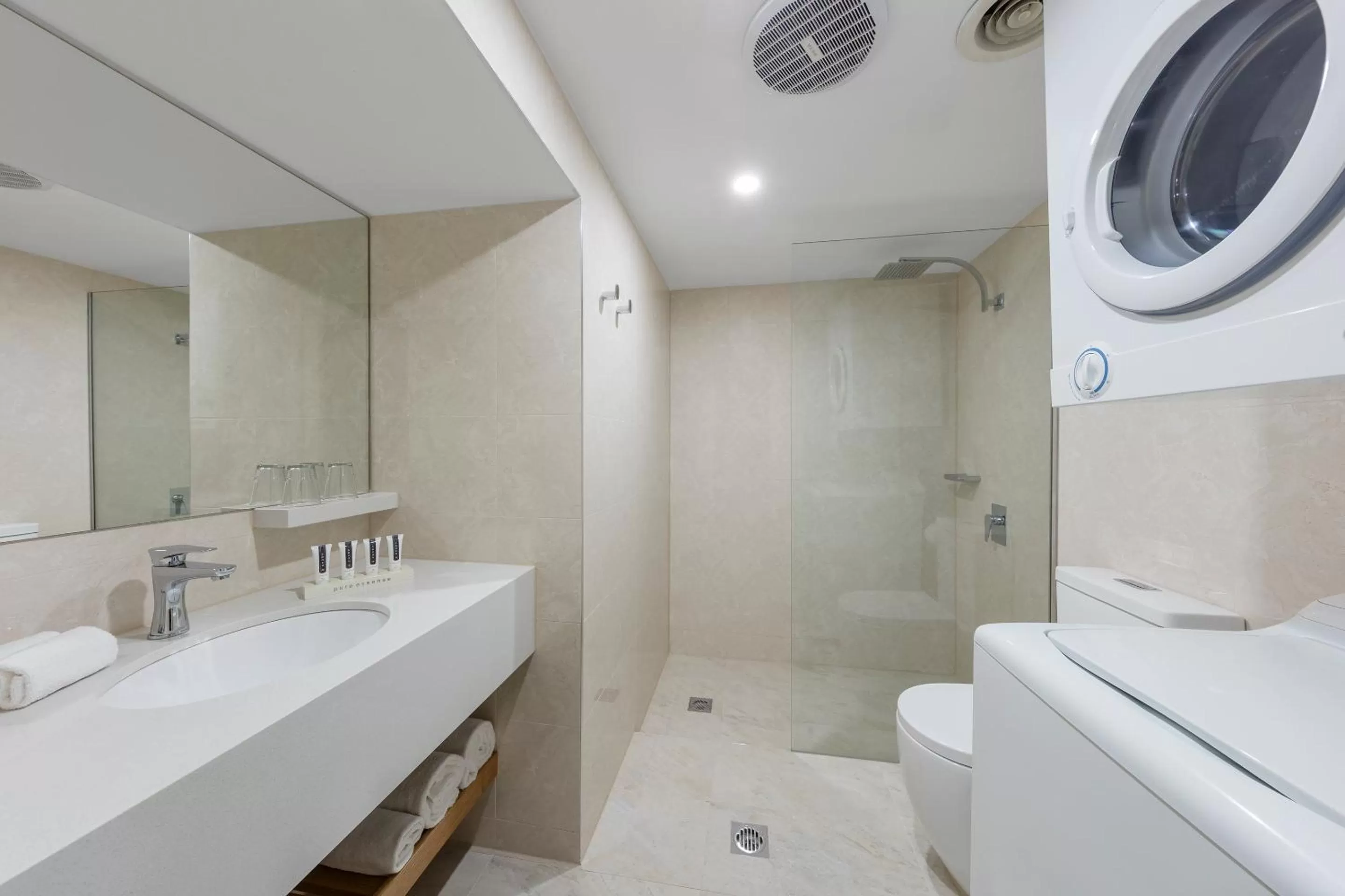 Bathroom in Canterbury International Hotel