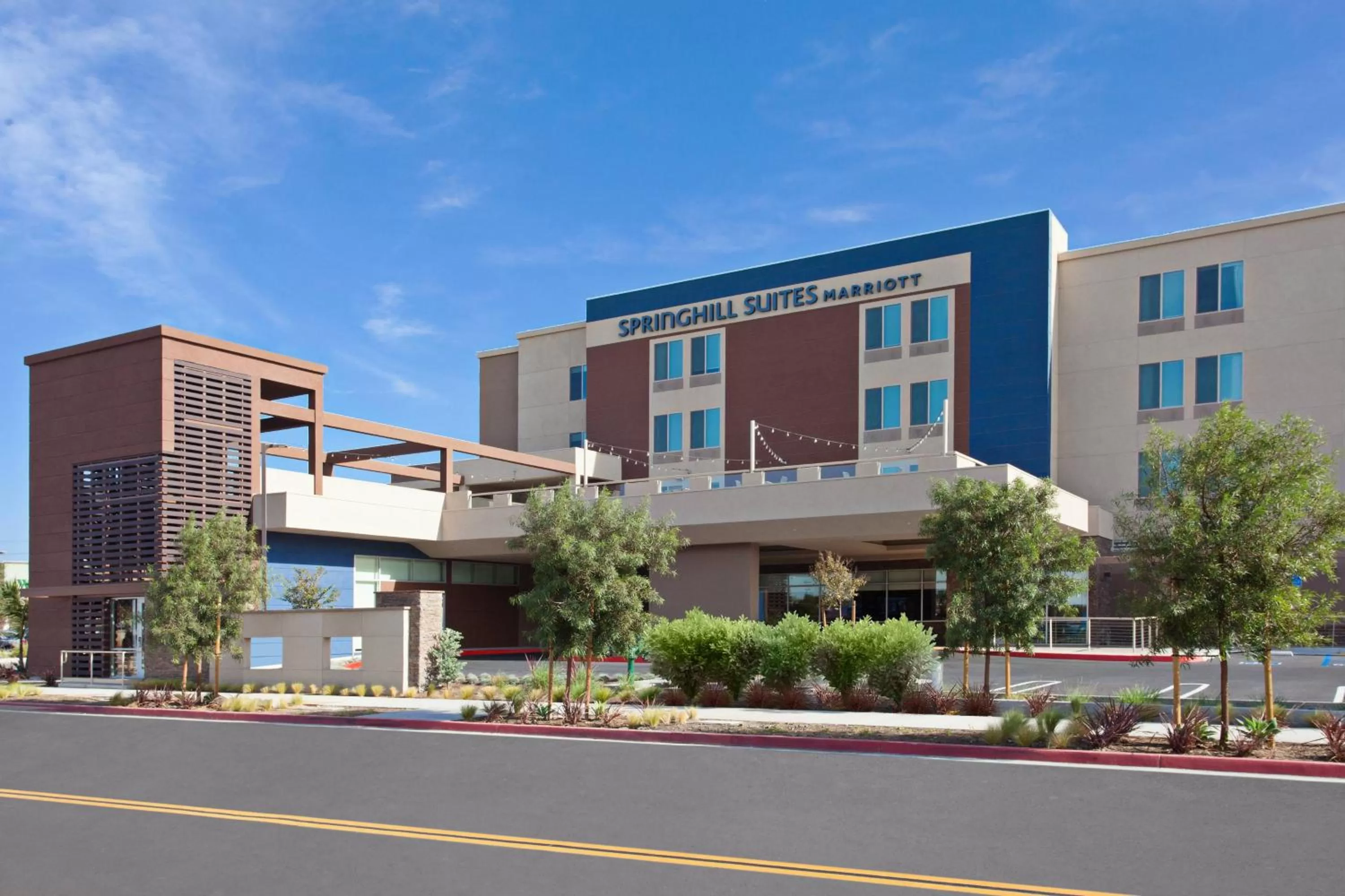 Property building in SpringHill Suites by Marriott Huntington Beach Orange County
