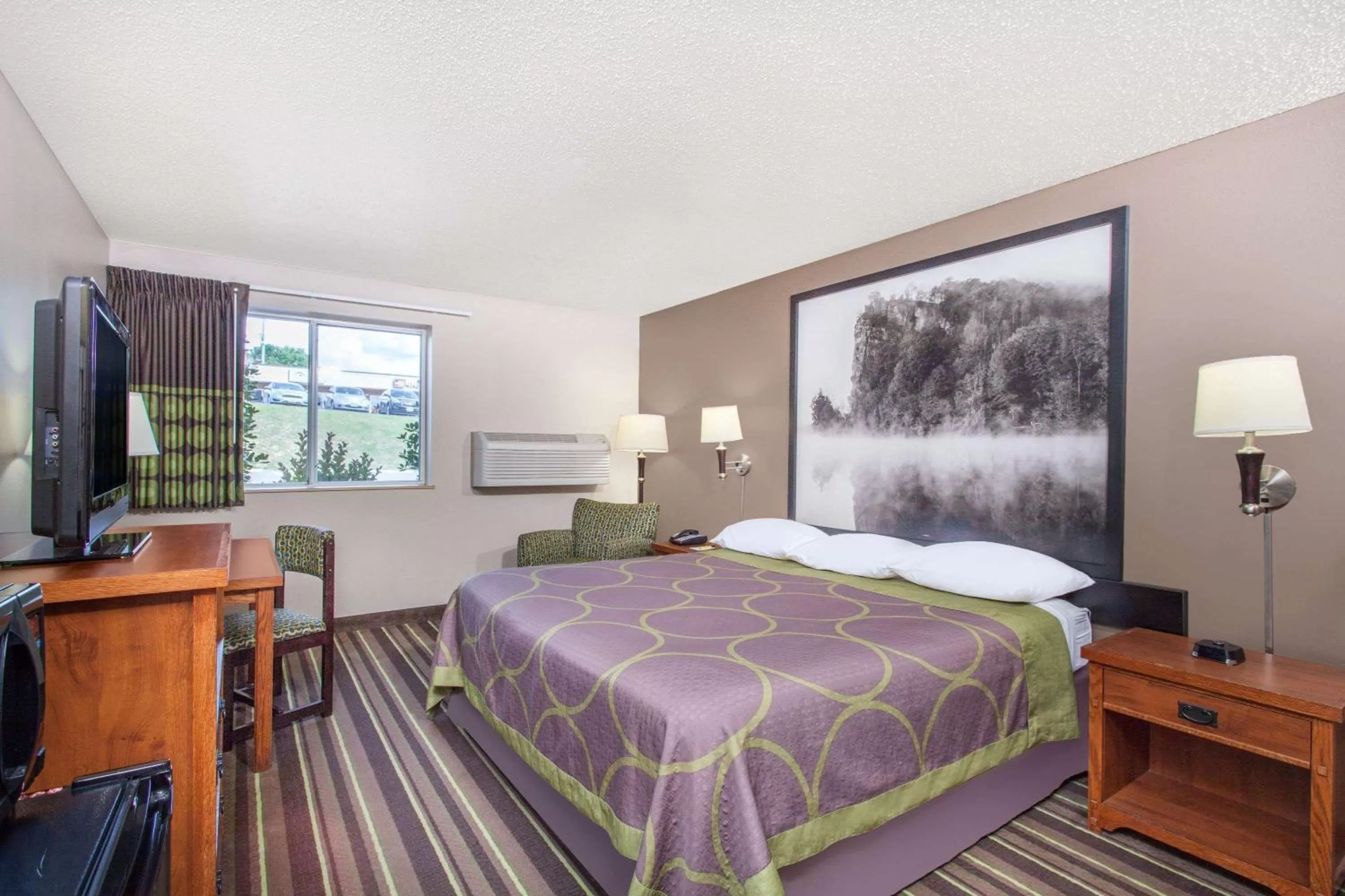 Photo of the whole room, Bed in Super 8 by Wyndham Richlands/Claypool Hill Area