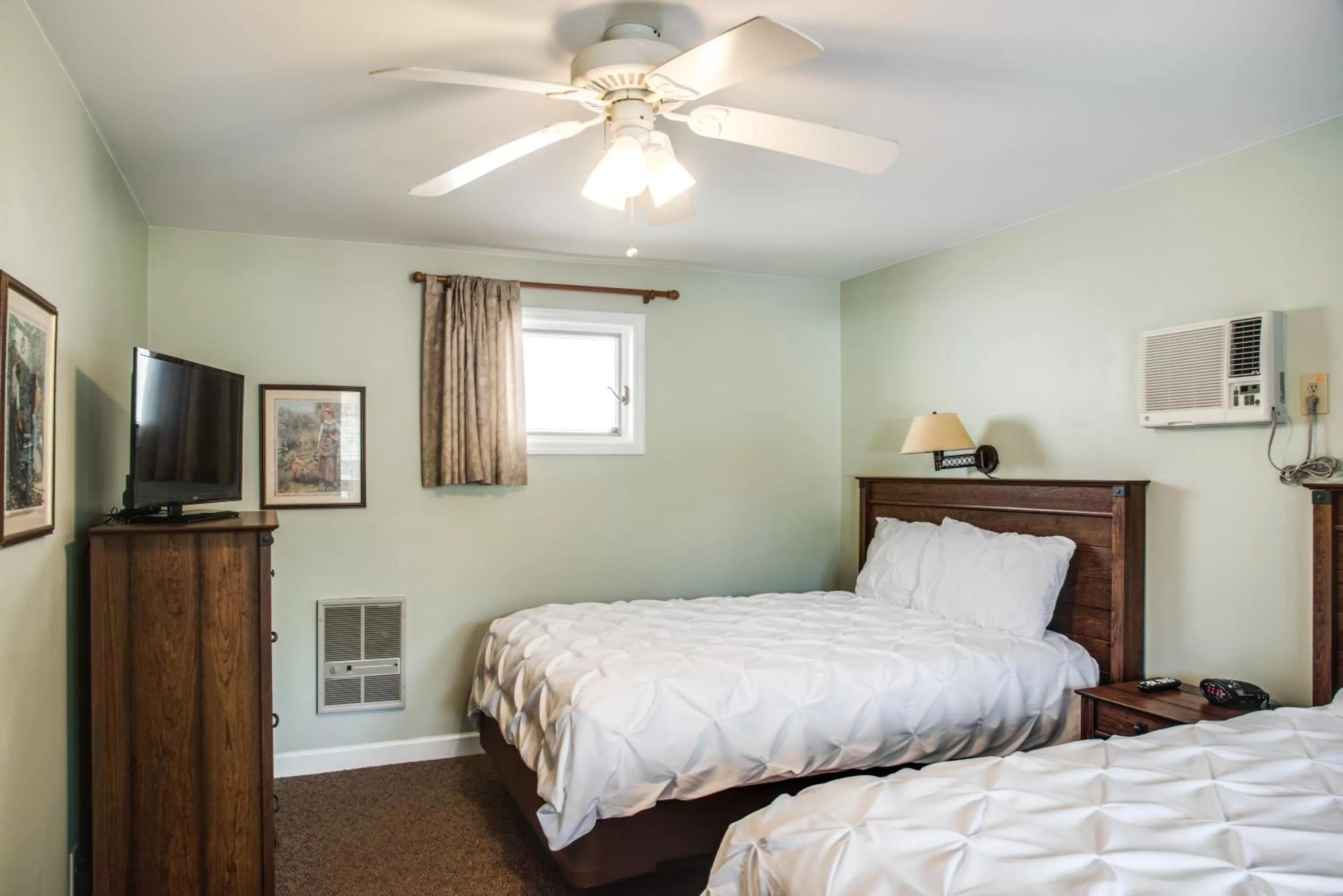 Bed in Boxwood Lodge Blowing Rock near Boone-University