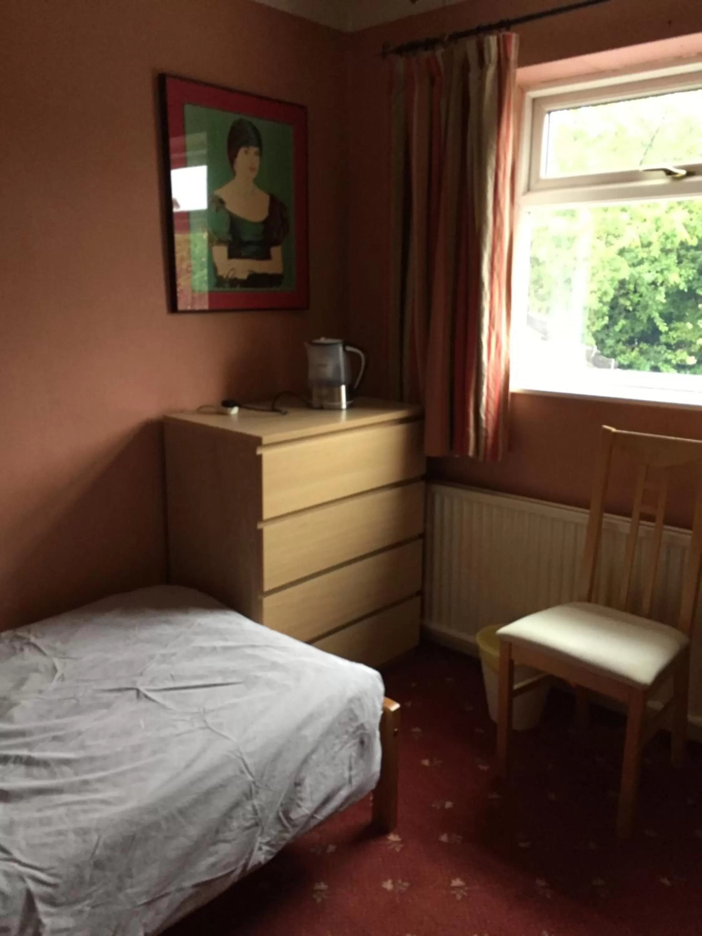 Property building, Bed in Hotel 5 Ravenhurst Drive M6 J7