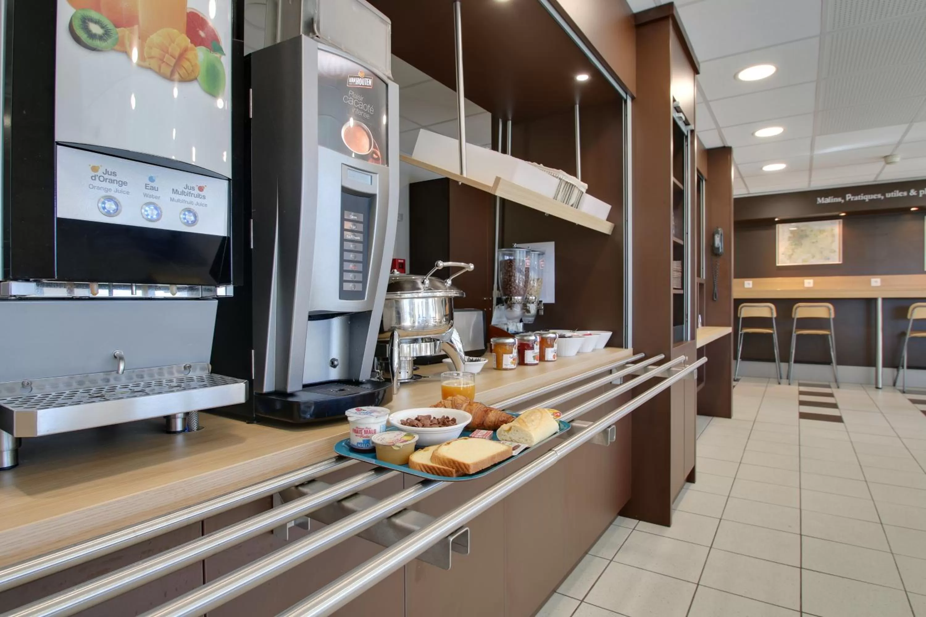 Food and drinks in B&B HOTEL Châlons-en-Champagne