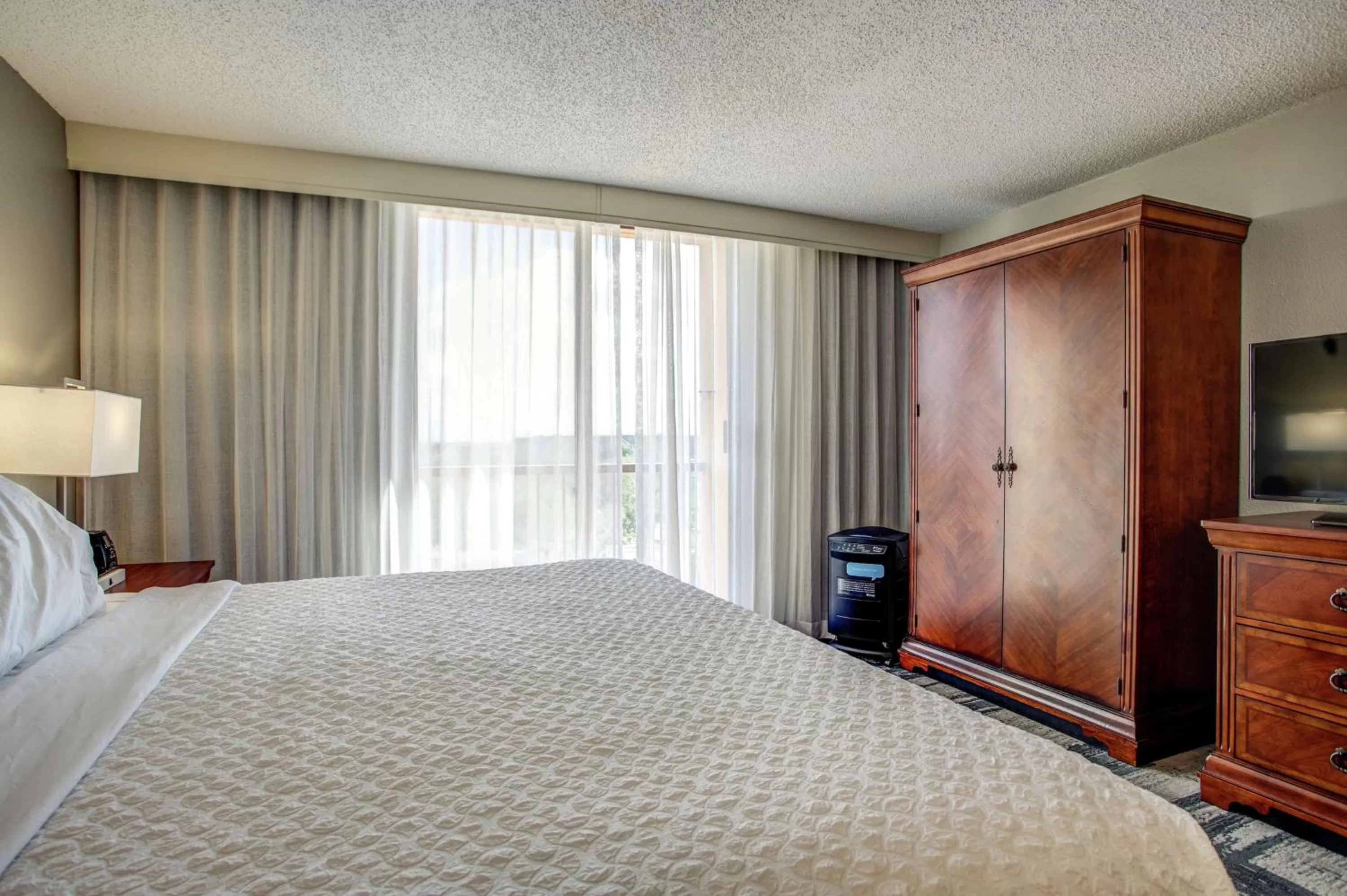 Bed in Embassy Suites by Hilton Orlando International Drive Convention Center
