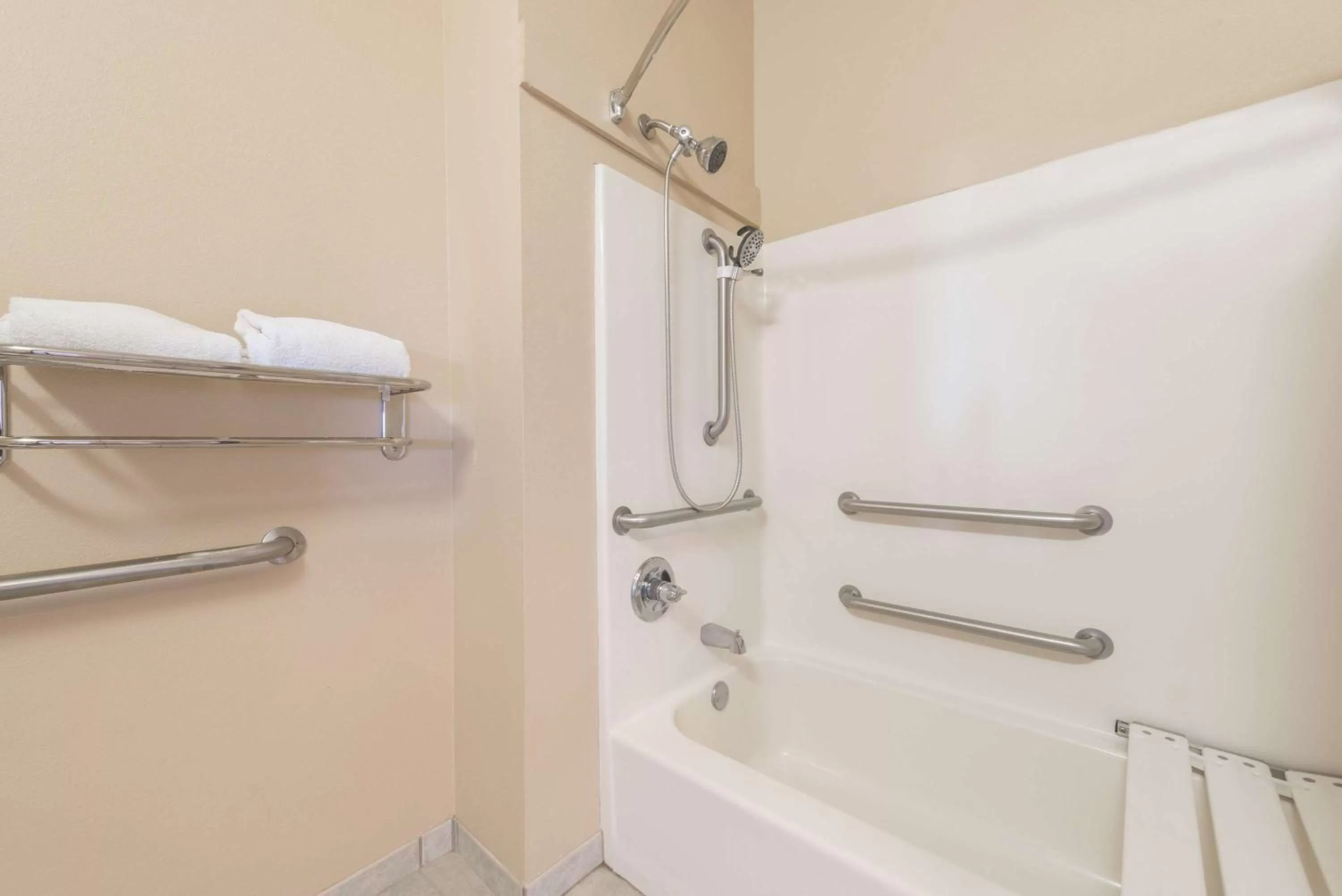 Deluxe King Room with Bath Tub - Mobility/Hearing Accessible - Non-Smoking in Super 8 by Wyndham Fort Worth Stockyards