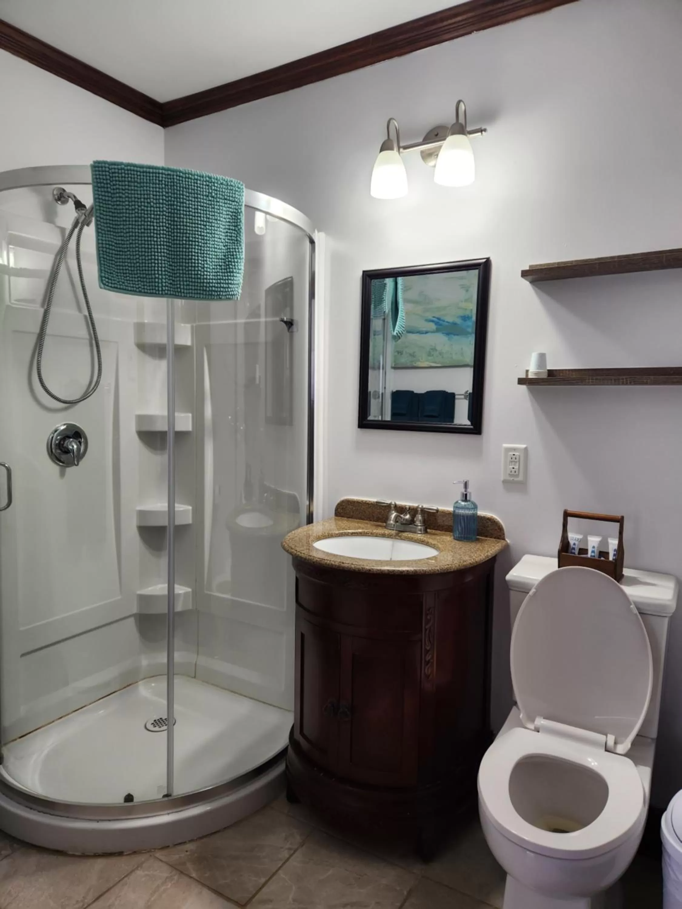 Shower, Bathroom in The Harbourside Inn & Cafe