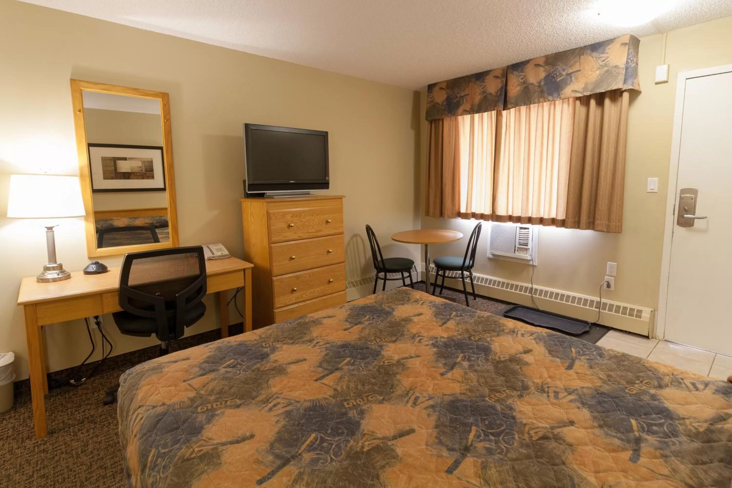 TV and multimedia, Bed in BCMInns - Fort McMurray - Rusty's