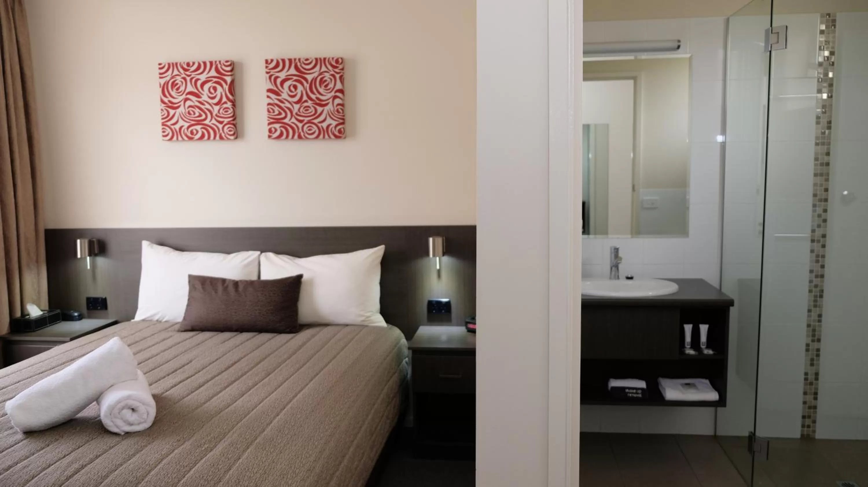 Bed in Loddon River Motel Kerang