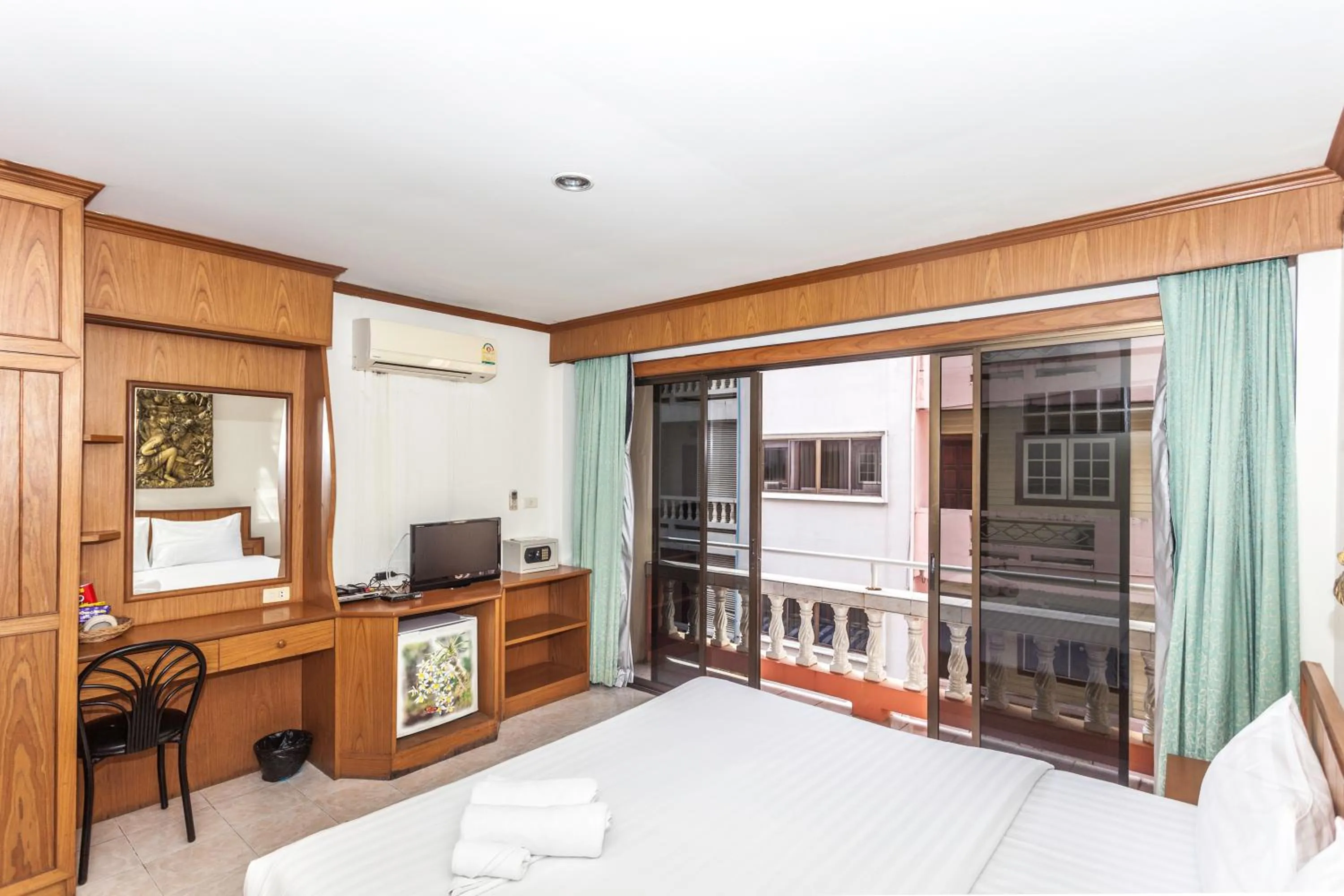 Photo of the whole room, Bed in Andaman Sea Patong