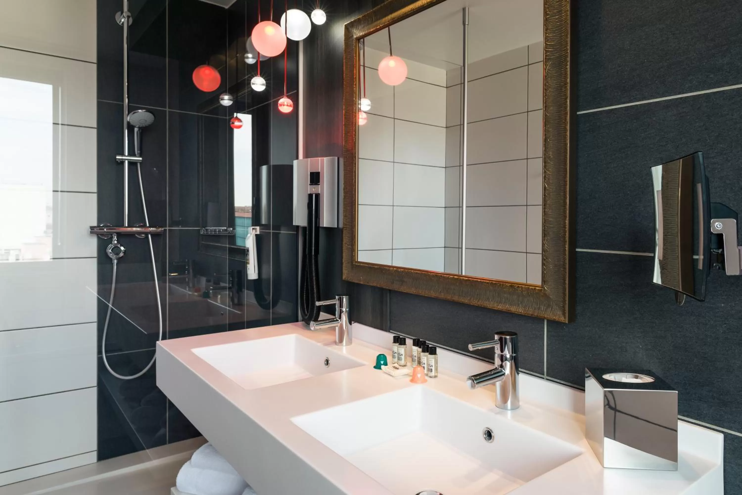 Shower in Mercure Lyon Centre - Gare Part Dieu