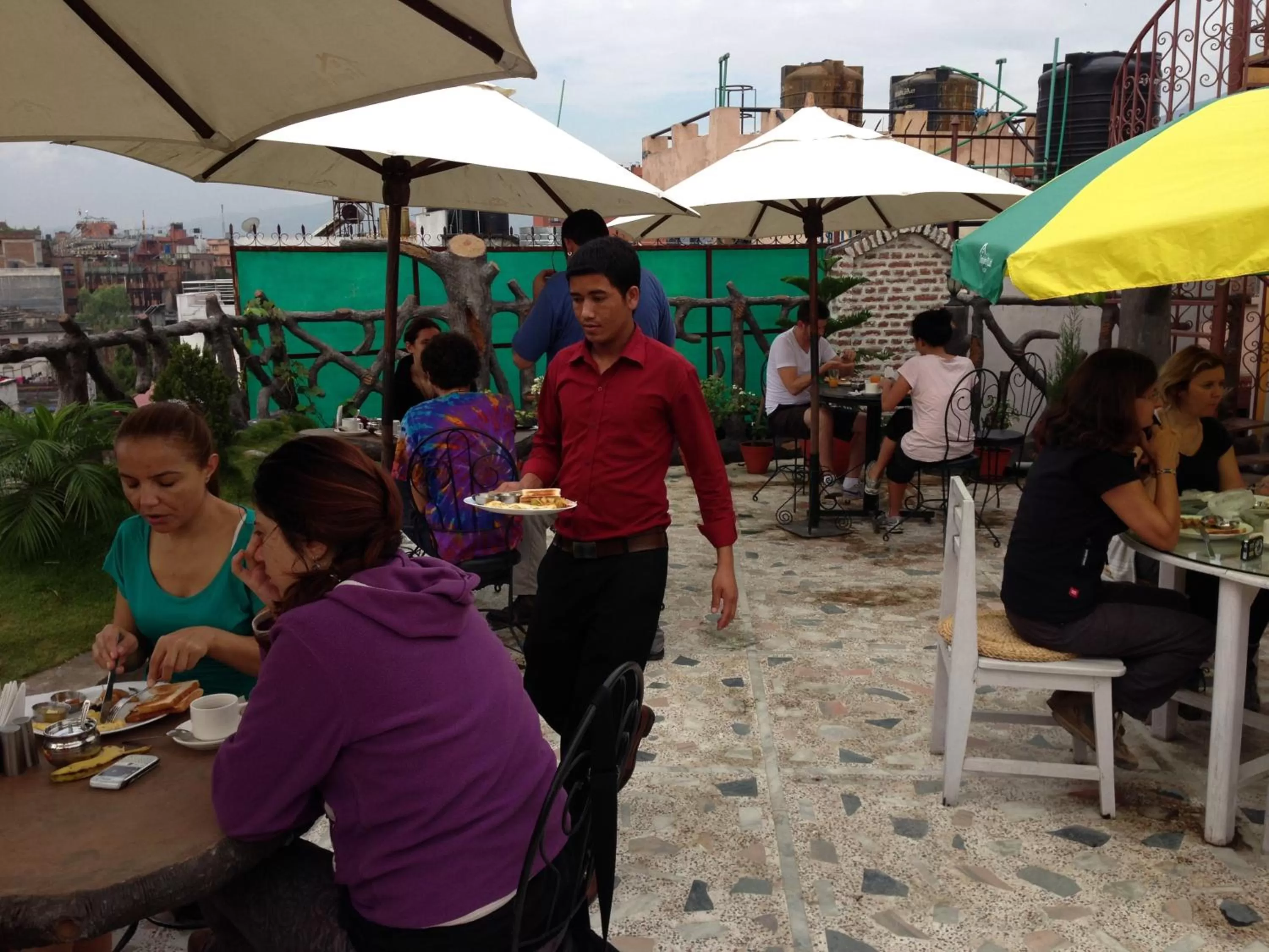 Restaurant/places to eat in Hotel Family Home