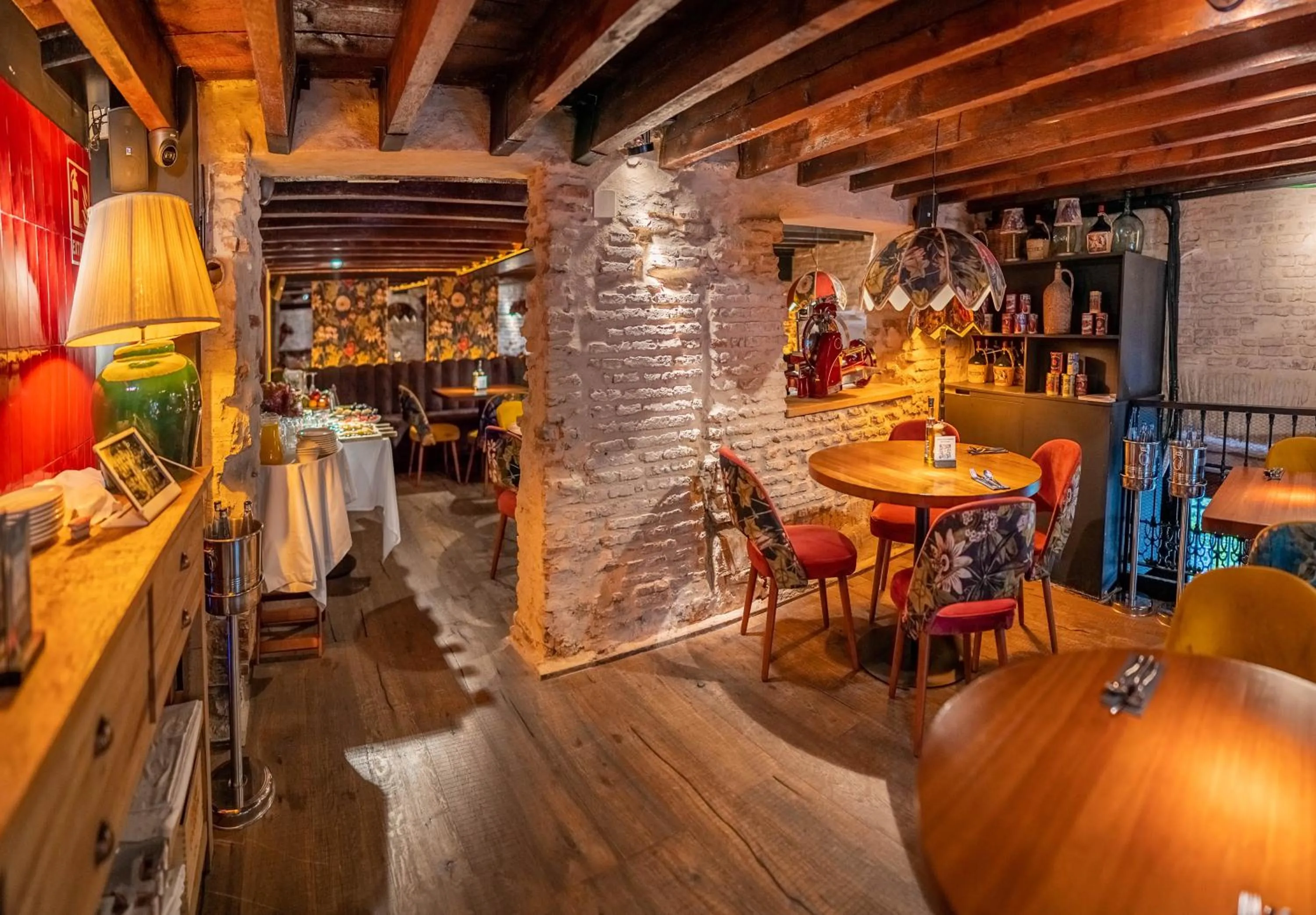 Restaurant/places to eat in Hotel Lobby