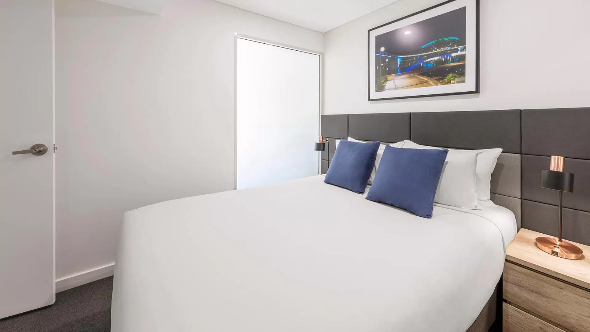 Bedroom, Bed in Oaks Adelaide Embassy Suites