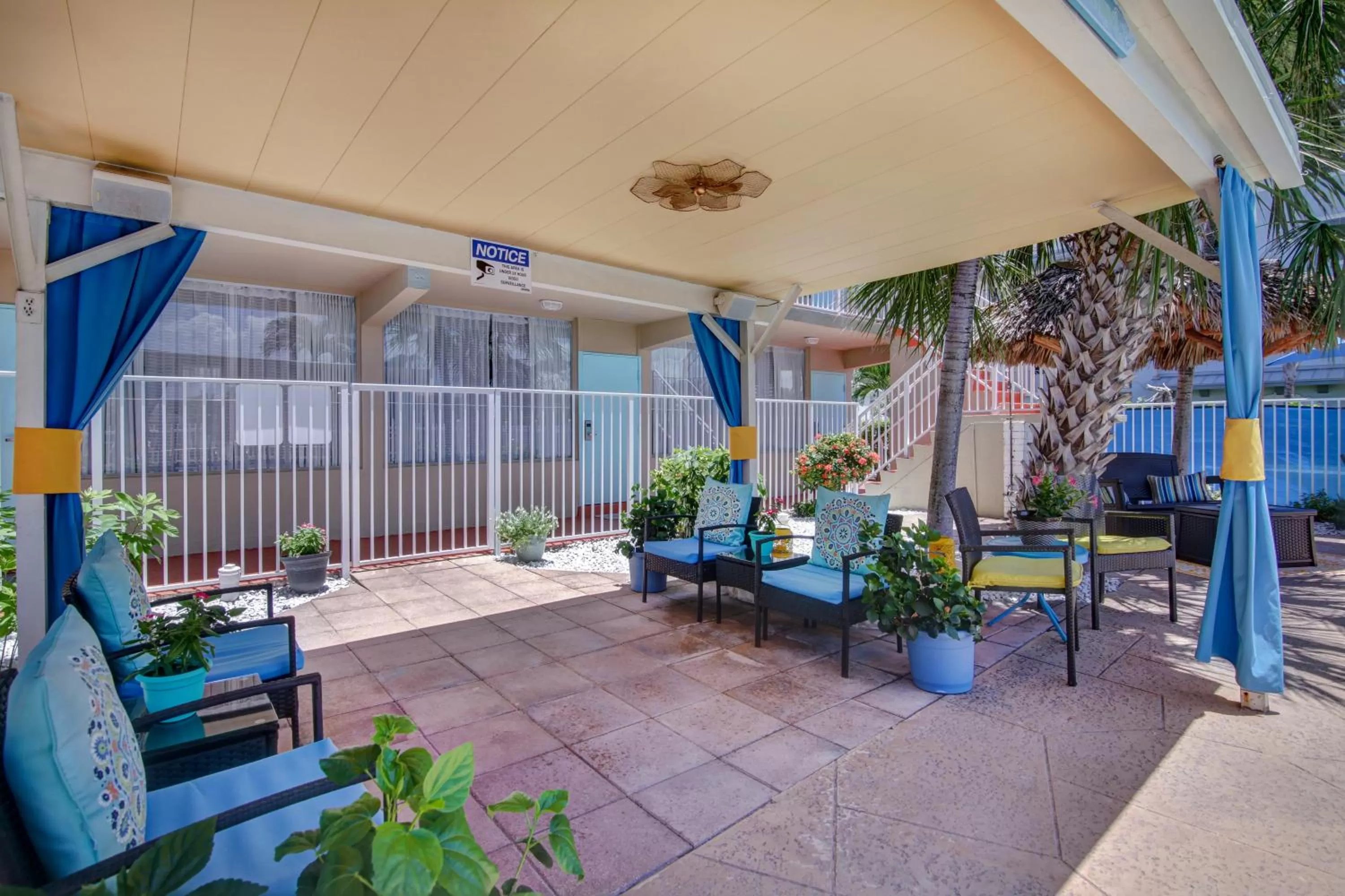 Patio, Restaurant/Places to Eat in Castle by the Sea Motel